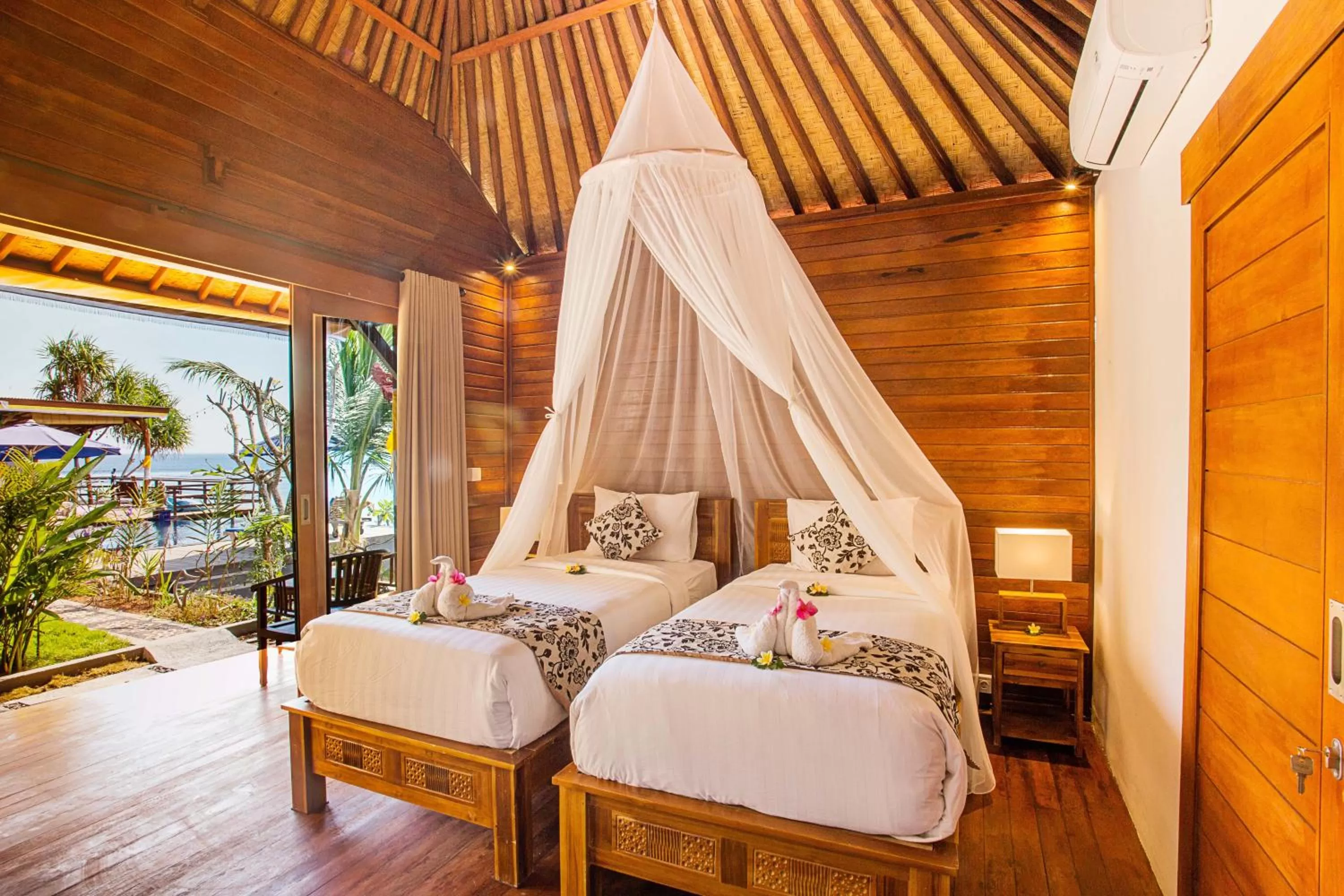 Bed in Nusa Veranda Sunset Villas & Restaurant