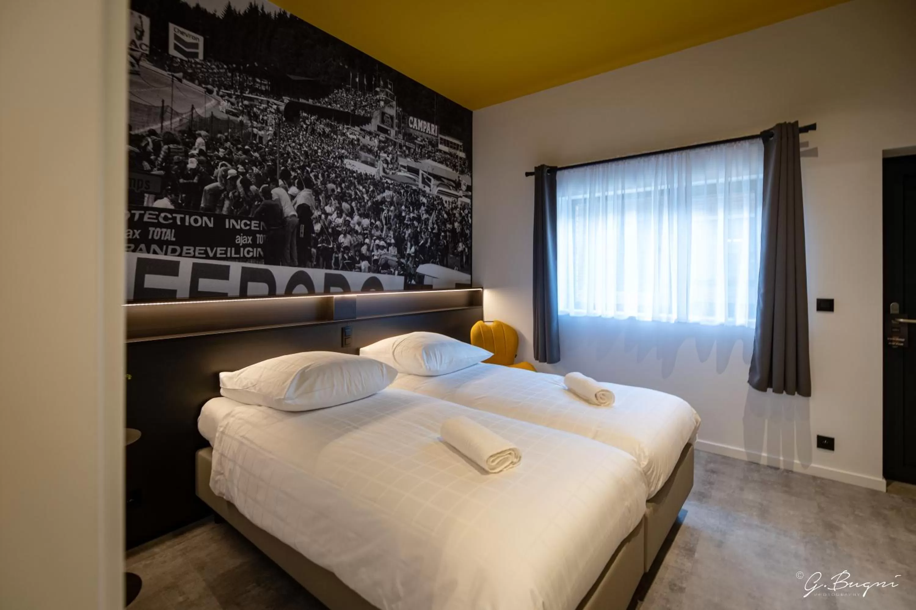 Bed in La Reine Hôtel & Restaurant