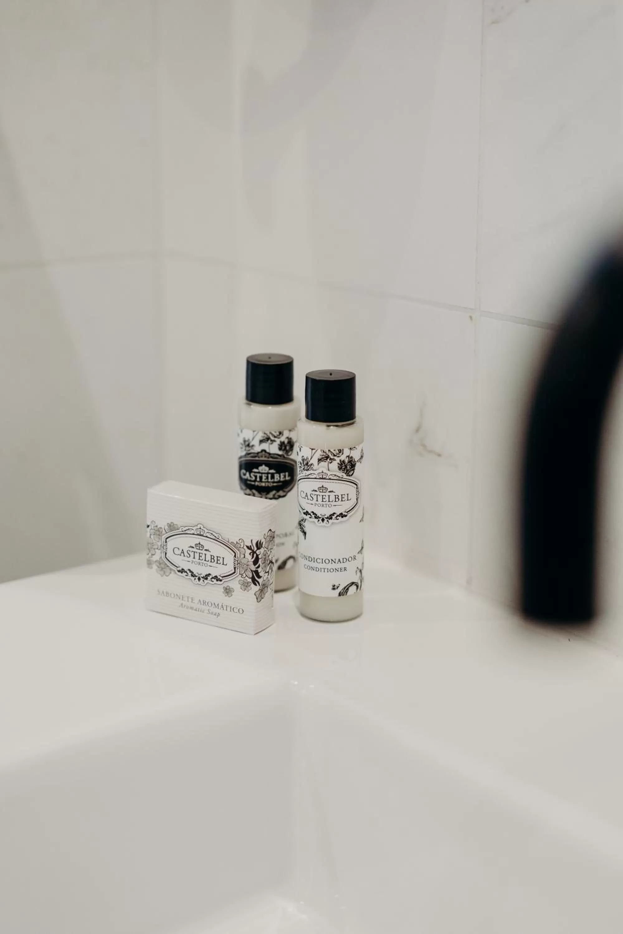 Bathroom in The Editory Garden Porto Hotel