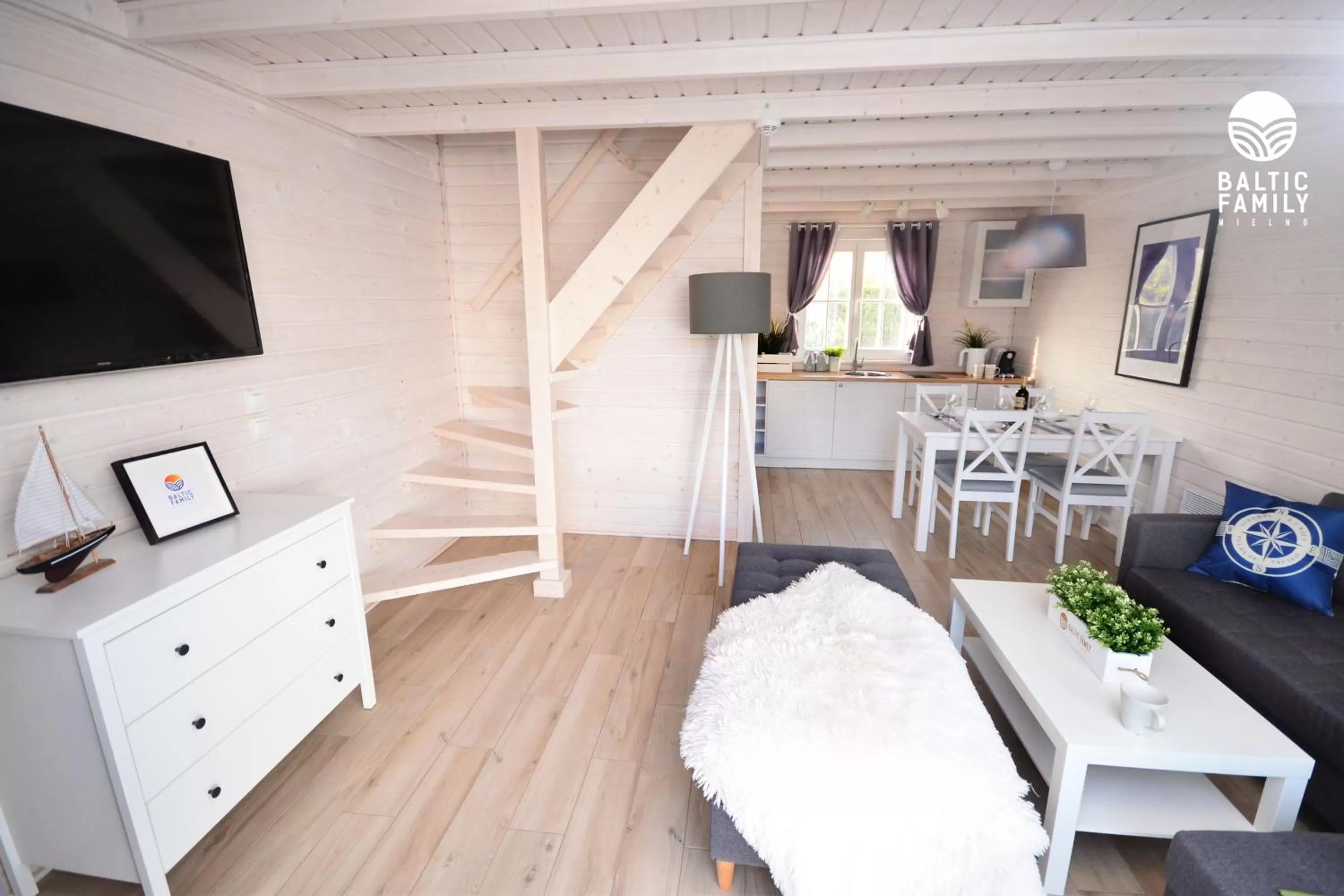 Kitchen or kitchenette, TV/Entertainment Center in Baltic Family - domki całoroczne nad morzem basen kidsclub rowery