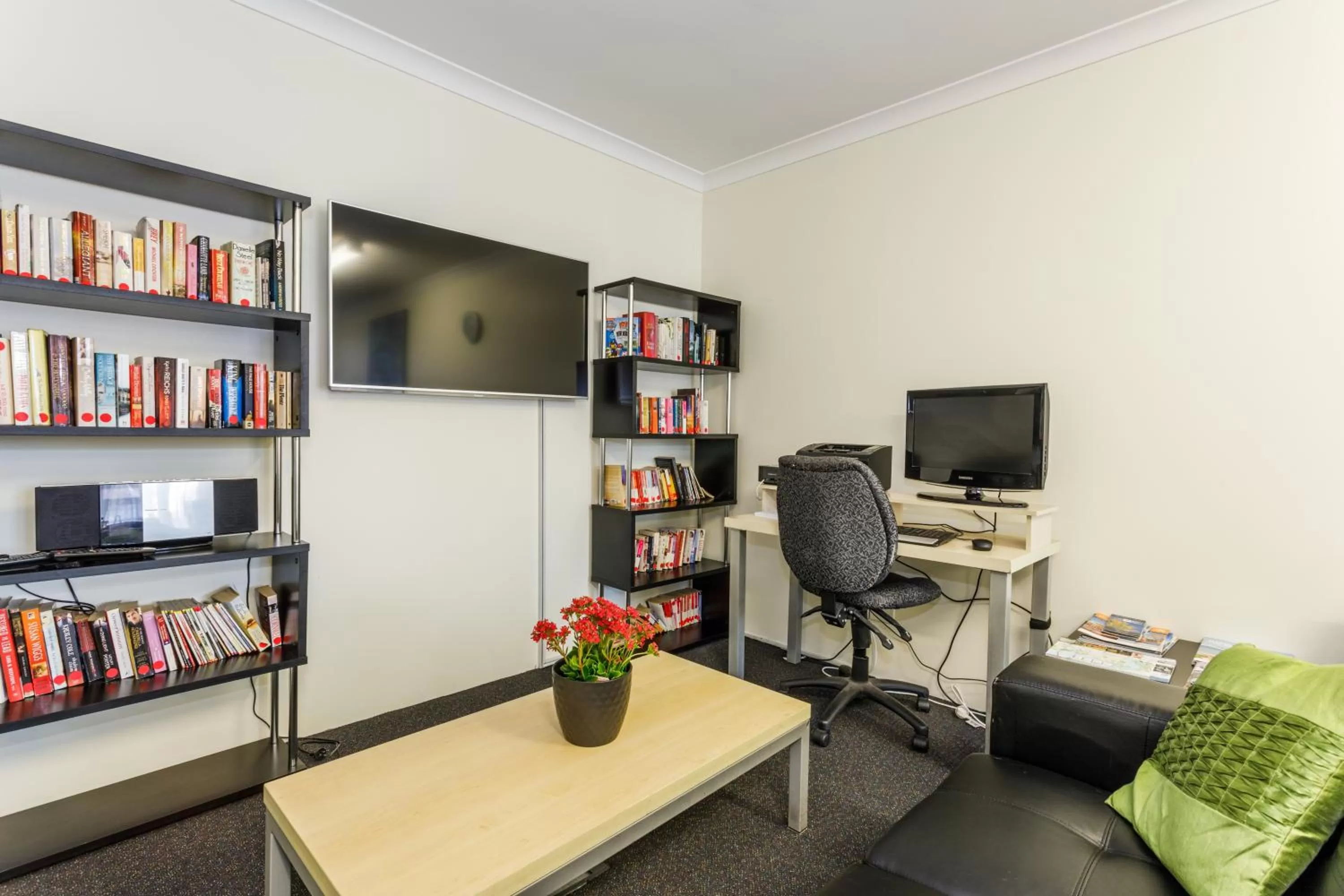 TV and multimedia in Perth Ascot Central Apartment Hotel Official