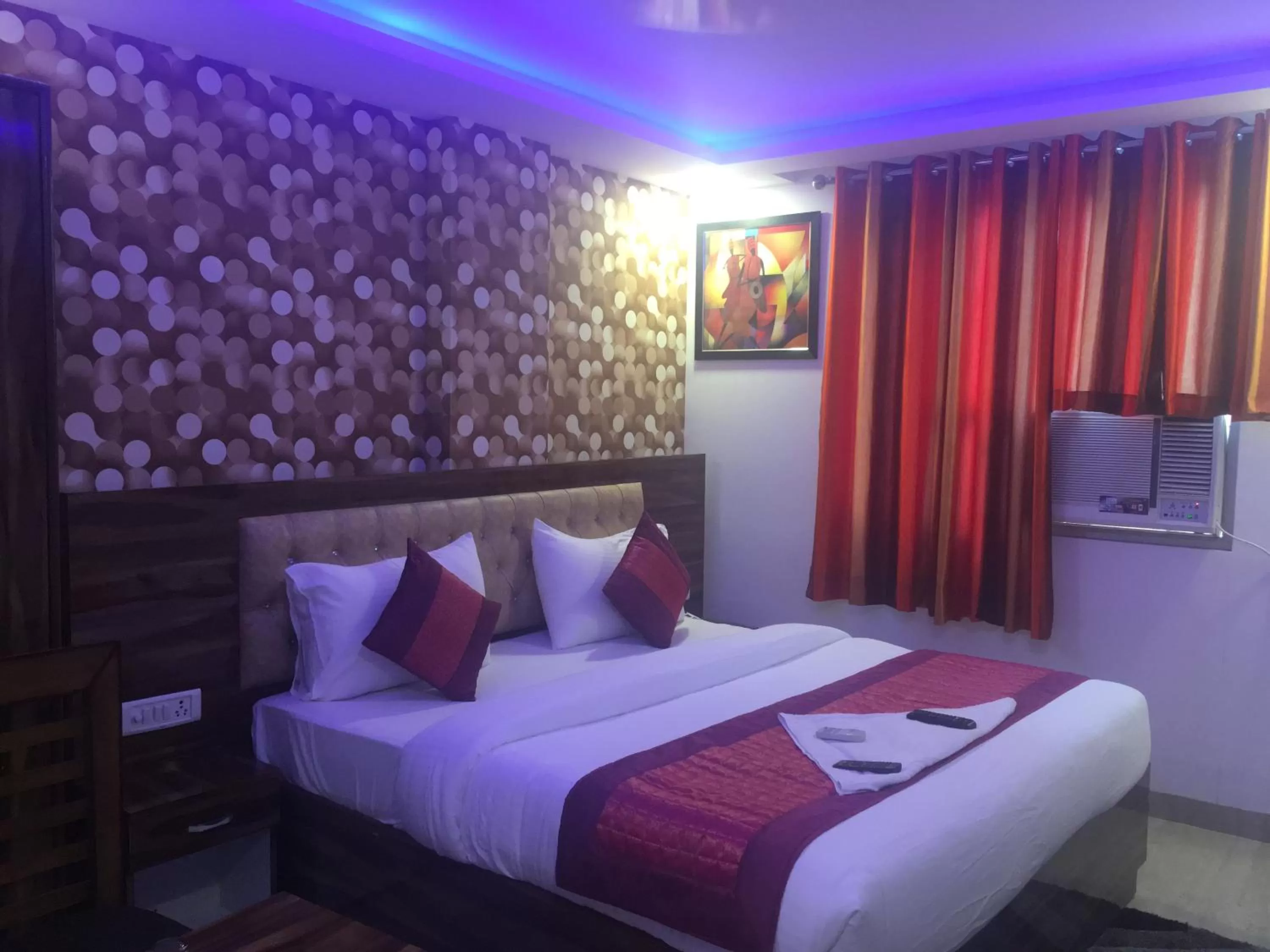 Bed in Hotel Pearl - Mahipalpur Delhi Airport