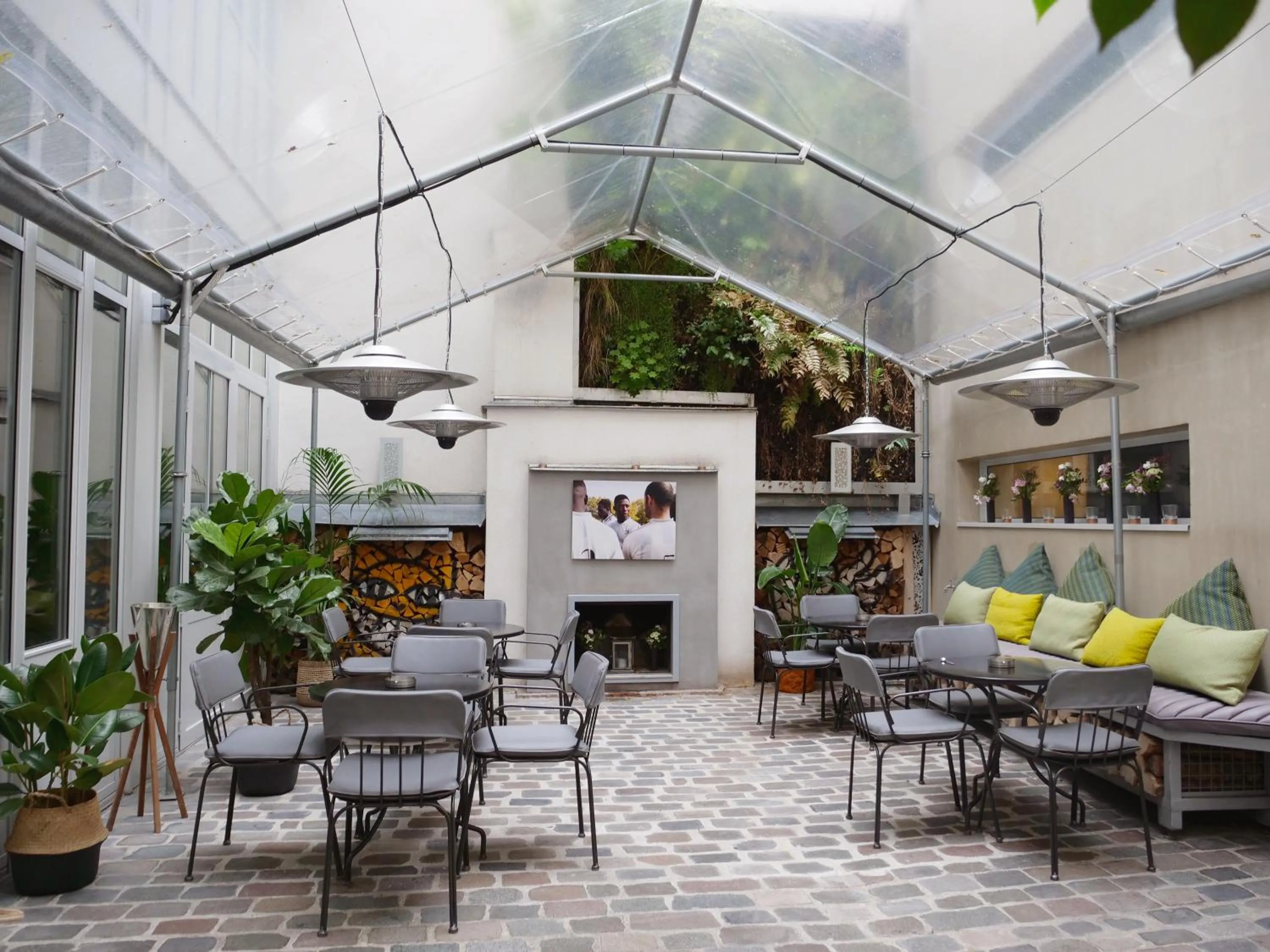 Patio in Hôtel Jules & Jim