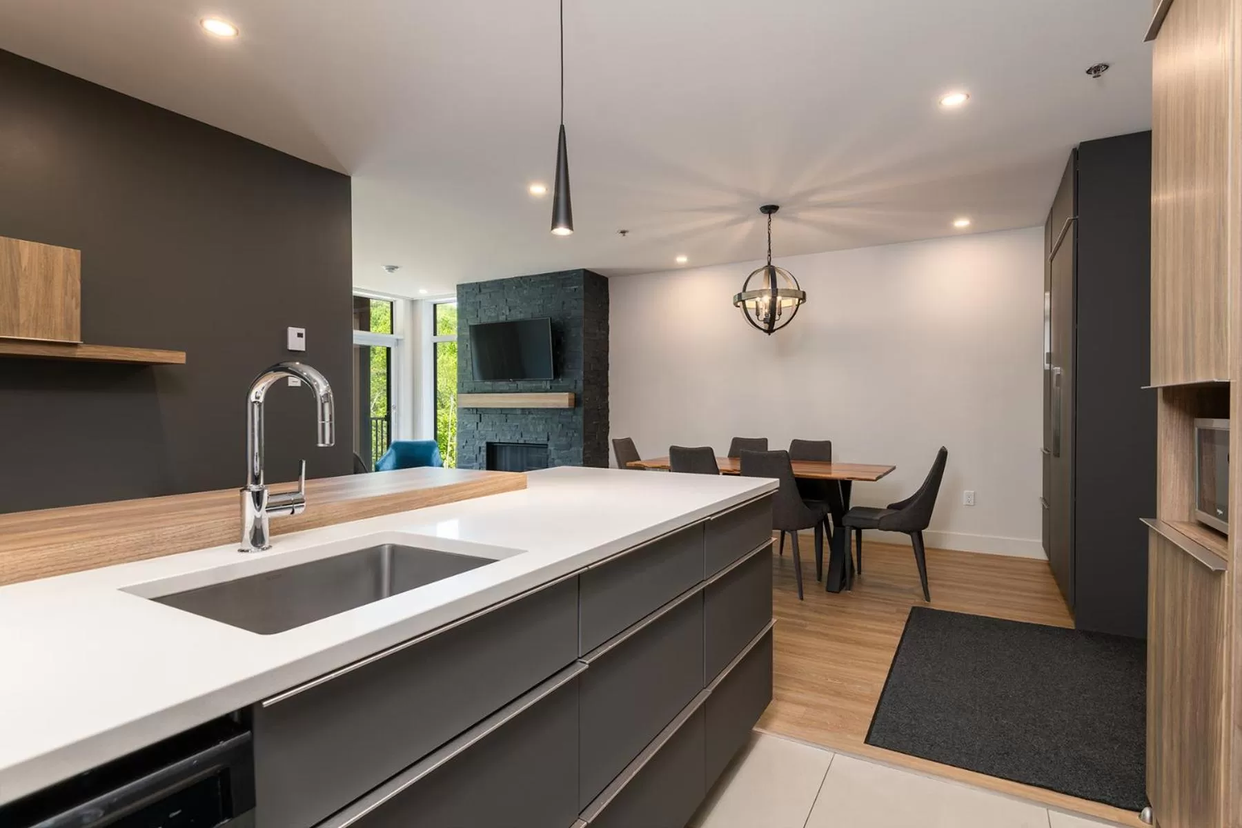 Dining area, Kitchen/Kitchenette in Appartements au Massif - Les Caches de la Grande Pointe - Ski, Vélo, Plein-air