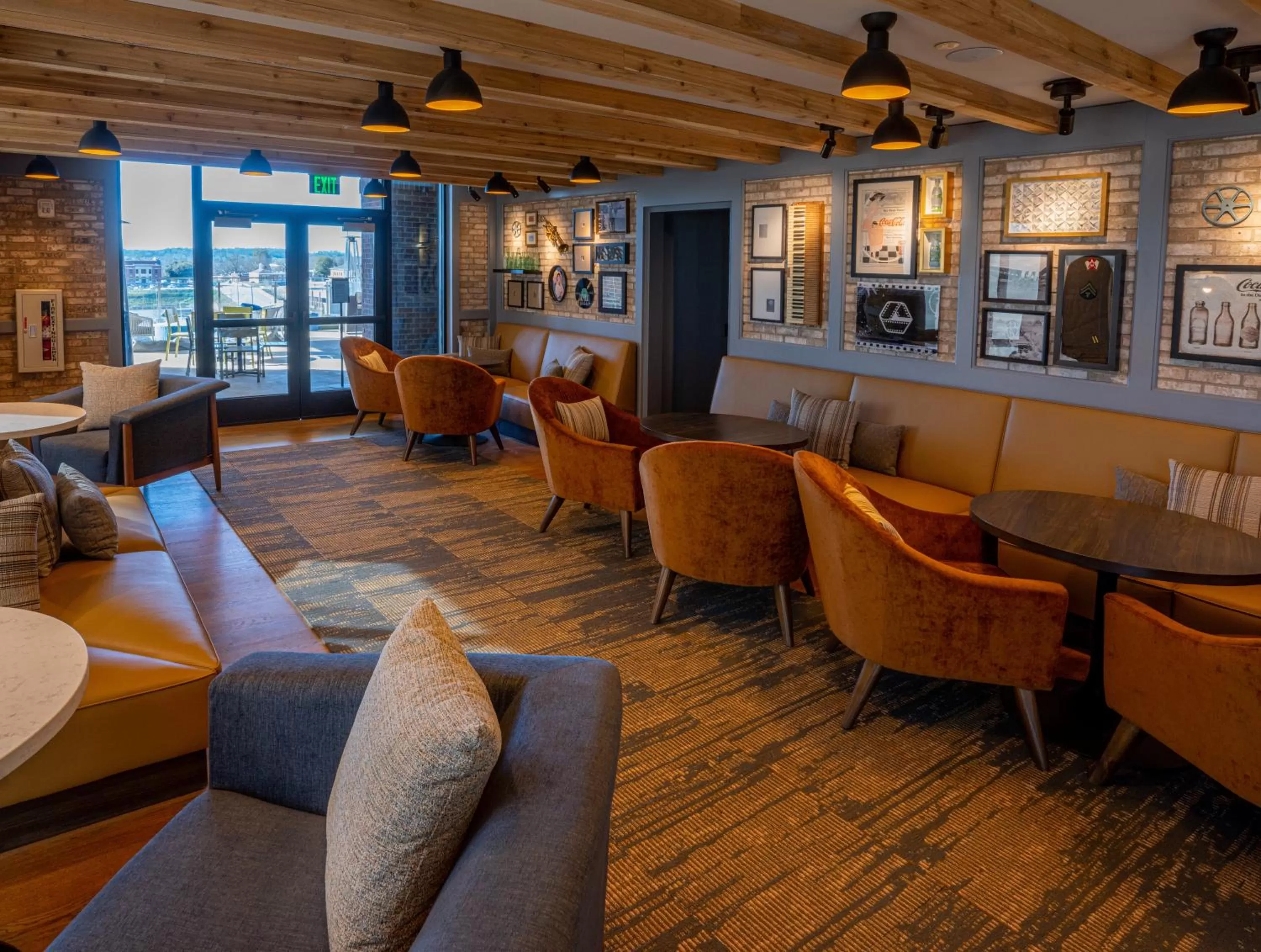 Lounge or bar in Hotel Indigo - Columbus at Riverfront Place by IHG