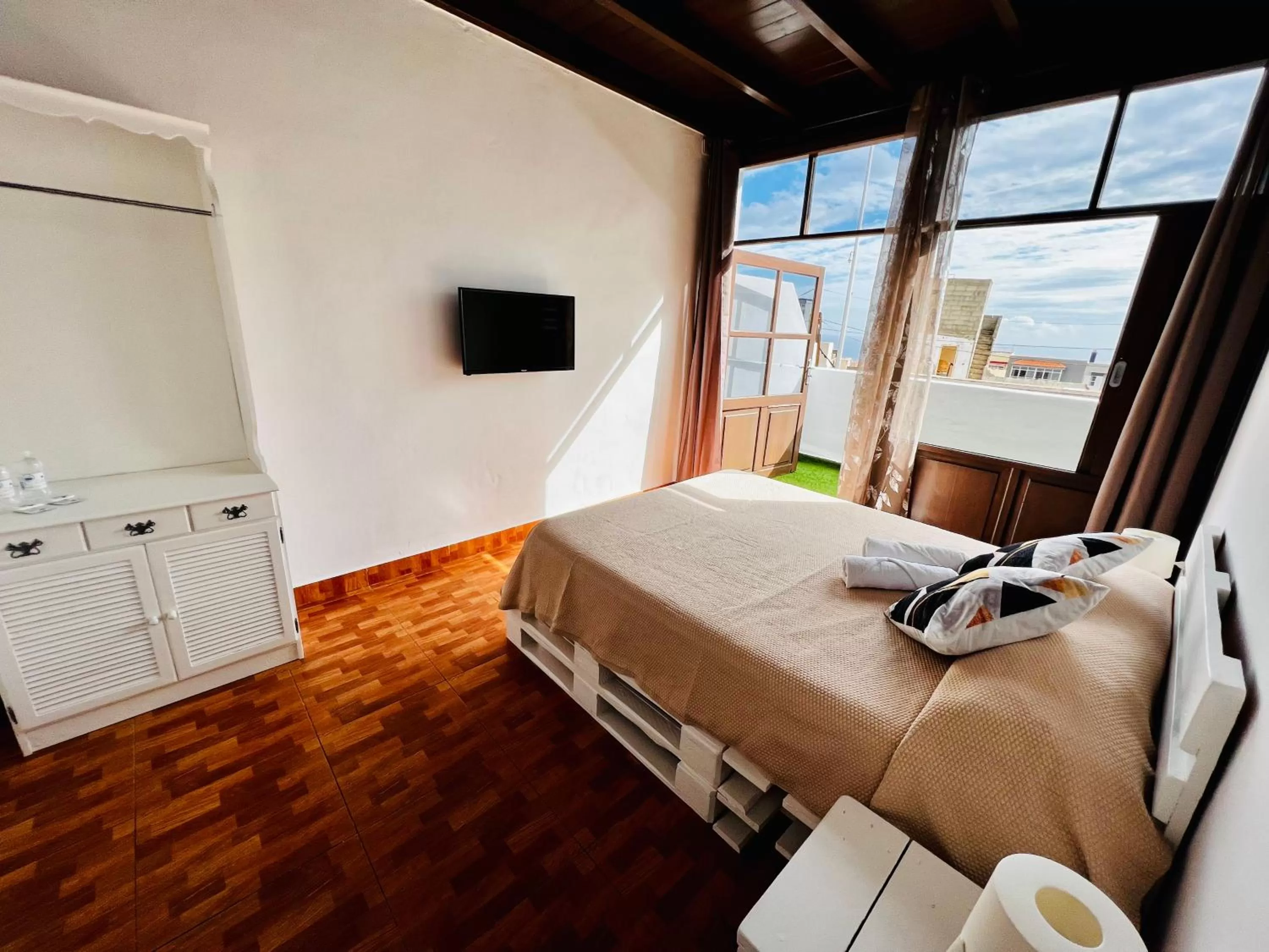 Bedroom, Bed in El jardin de Iris