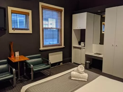 Seating area, Bed in Tolarno Hotel