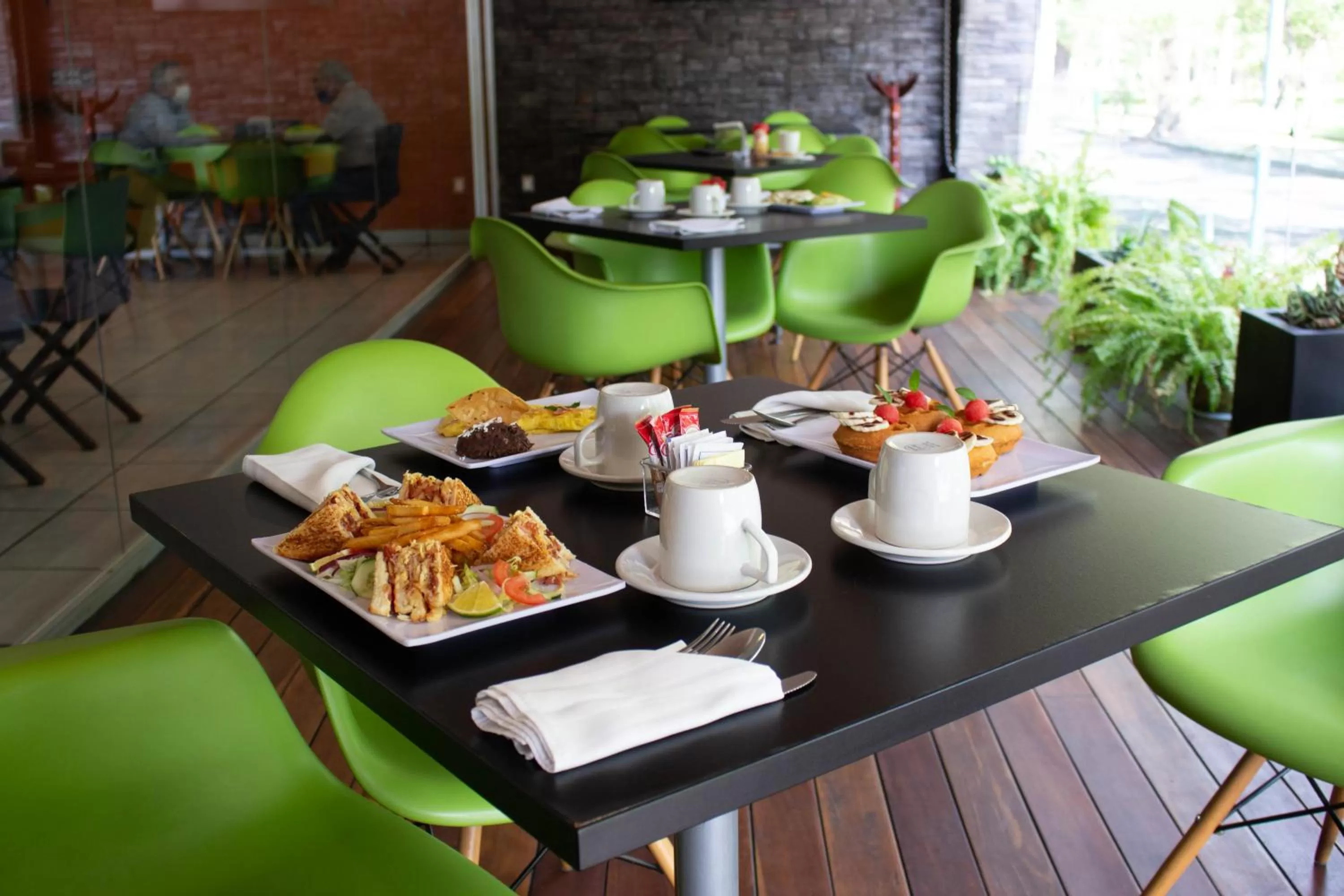 Restaurant/places to eat in Hotel Diana del Bosque by DOT Urban