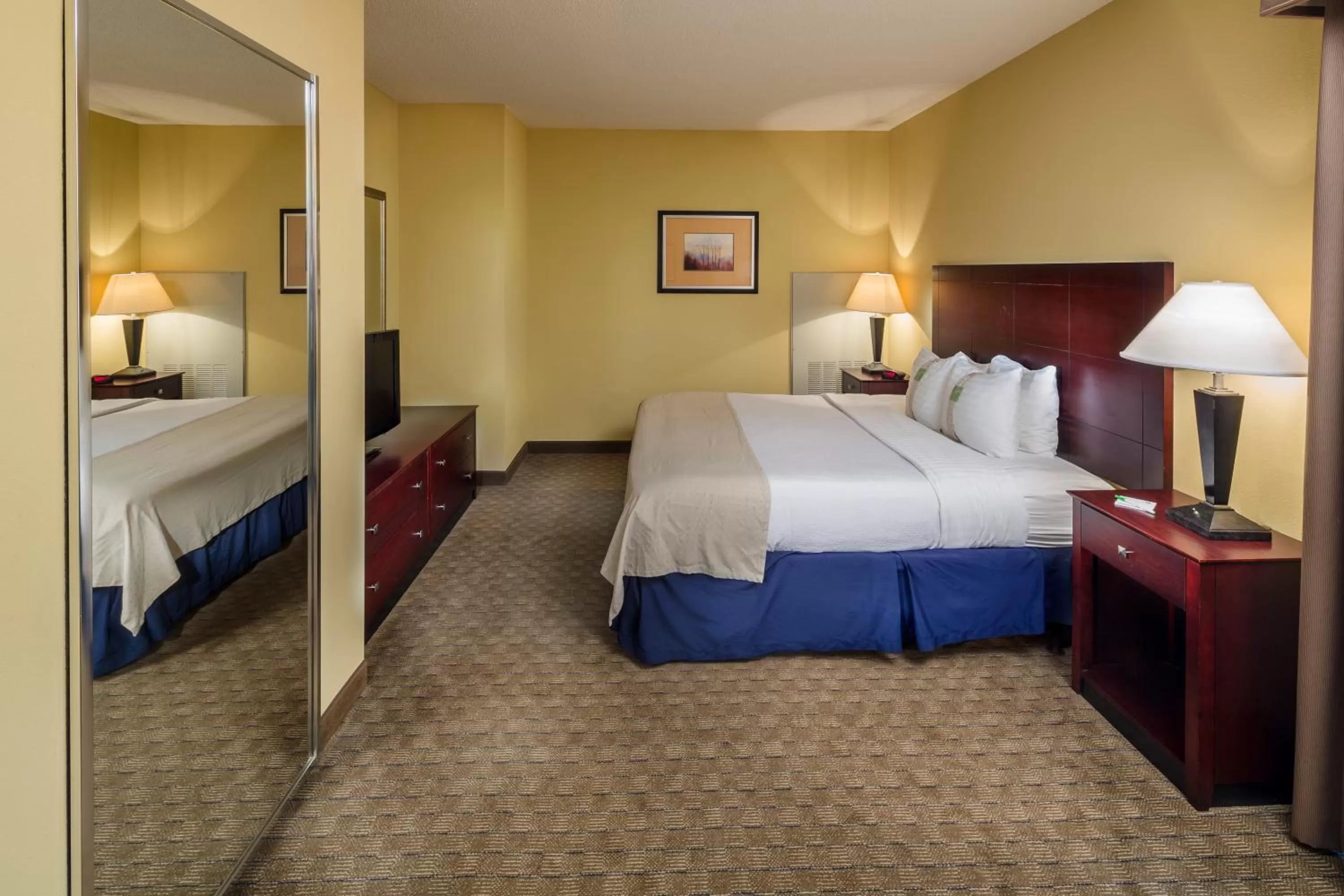 Photo of the whole room, Bed in Holiday Inn Augusta West I-20 by IHG