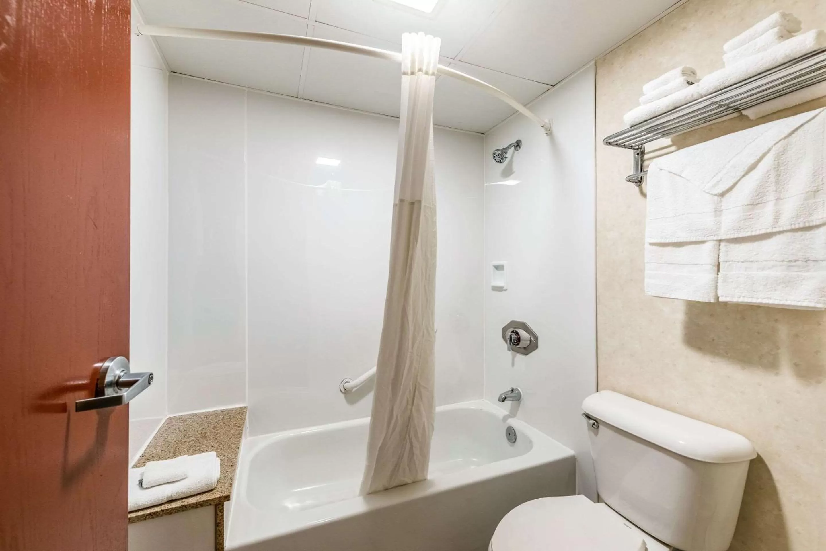 Bedroom in Quality Inn Bradley- Bourbonnais