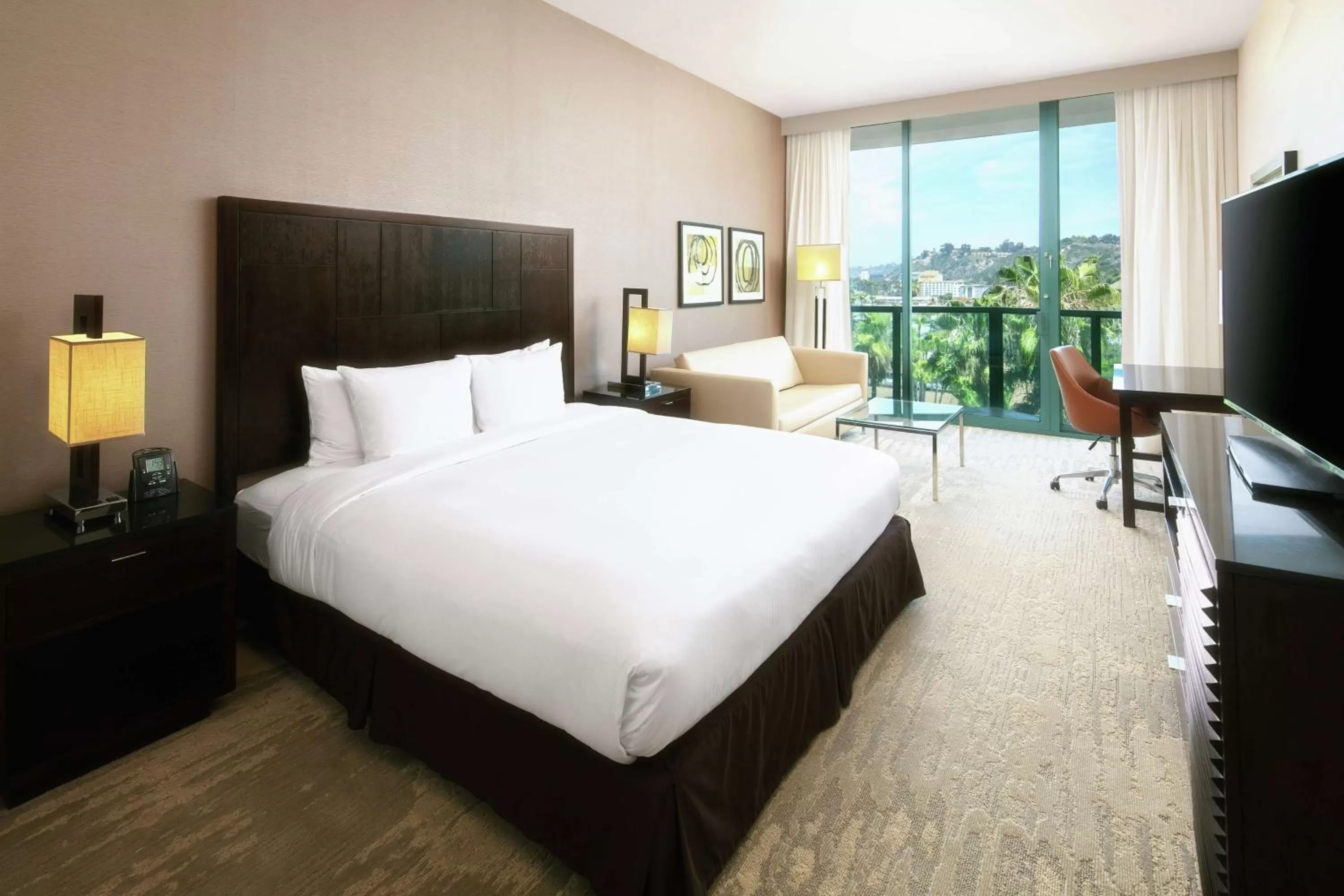 Living room, Bed in DoubleTree By Hilton San Diego Hotel Circle