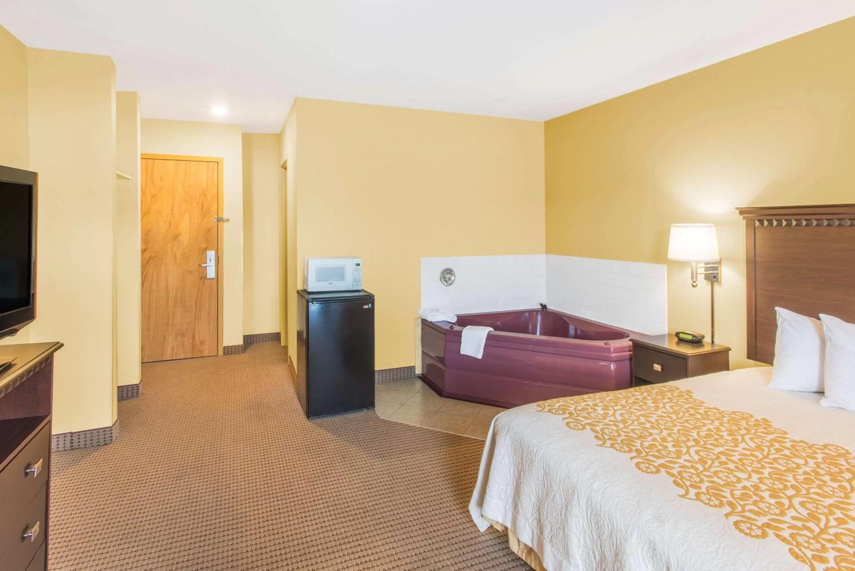 Photo of the whole room, Bed in Days Inn by Wyndham Colchester Burlington