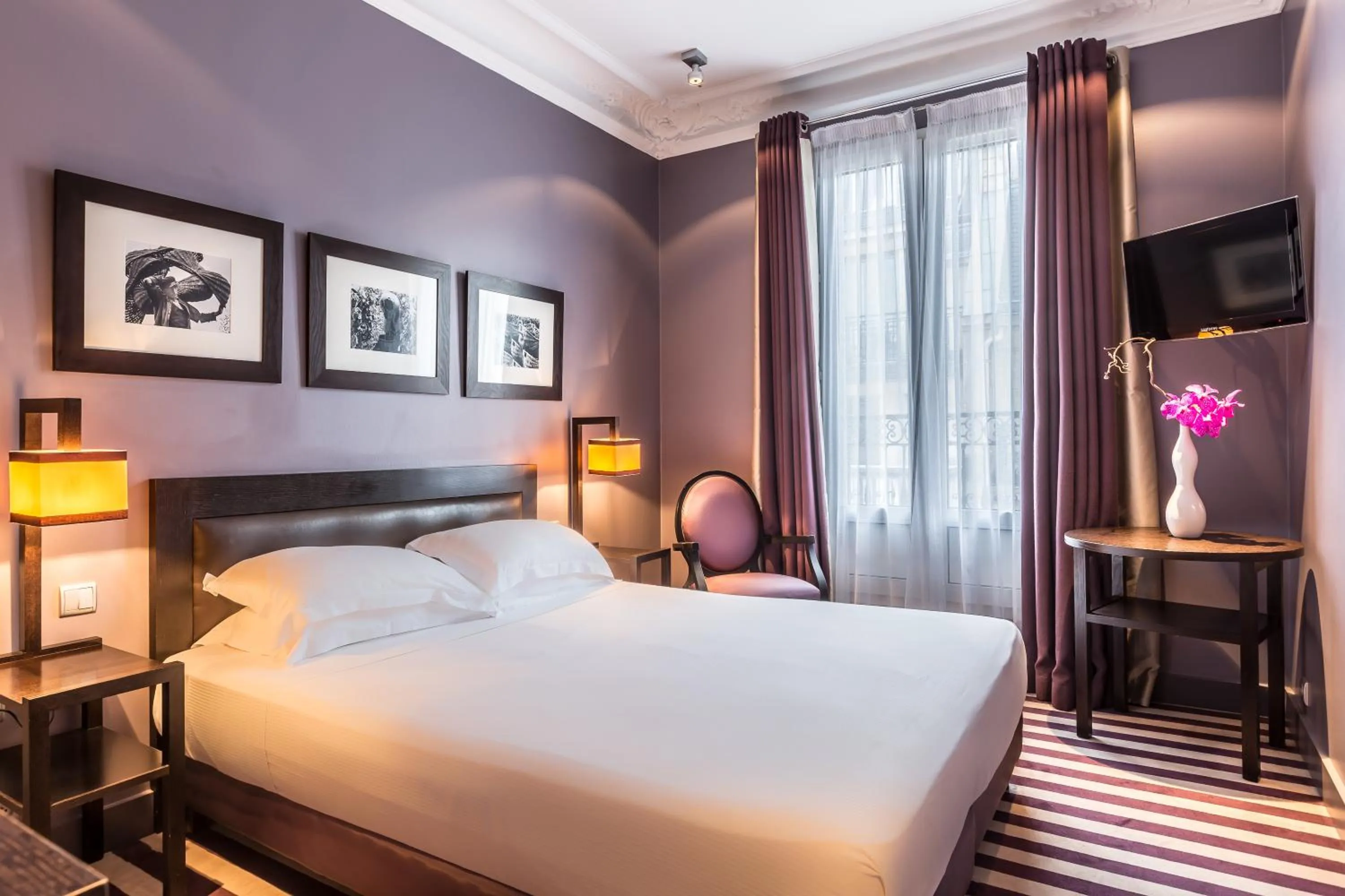 Photo of the whole room, Bed in Hotel Duret Paris Champs Elysées