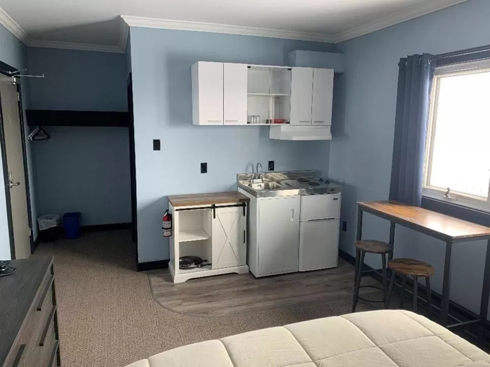 Kitchen/Kitchenette in Acadian Hotel