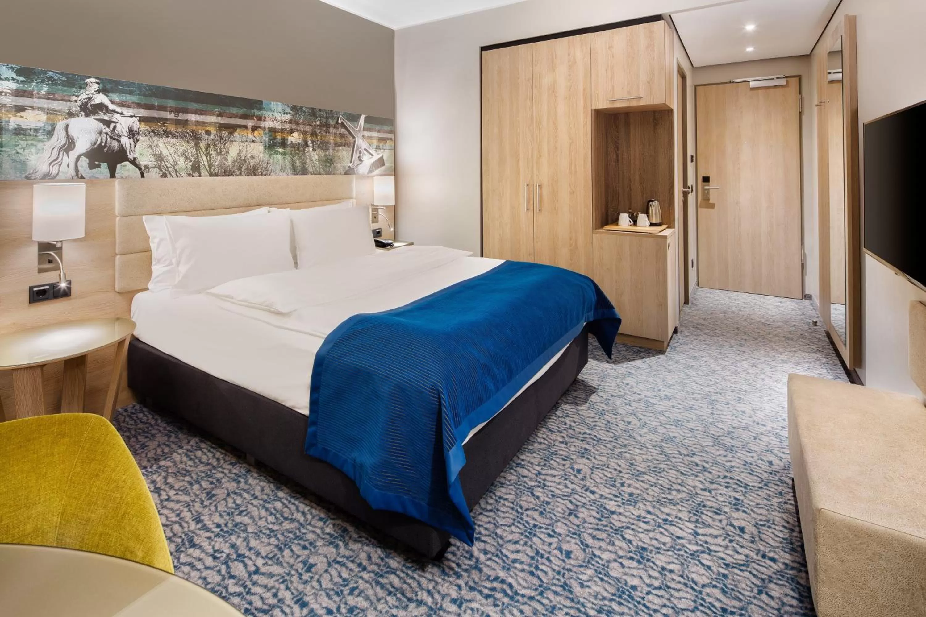 Photo of the whole room, Bed in Holiday Inn Düsseldorf City – Toulouser Allee by IHG