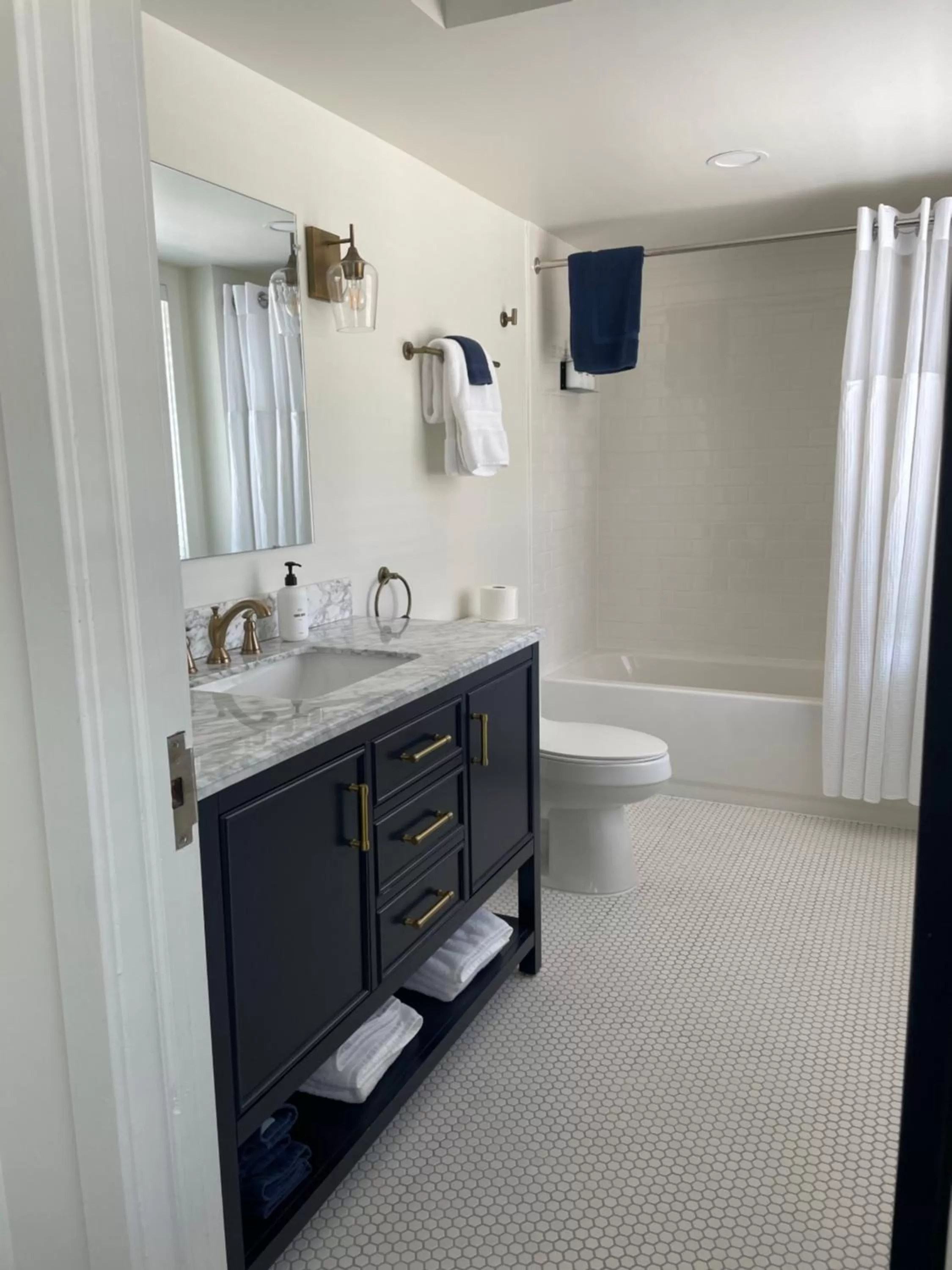 Kitchen/Kitchenette in The Argus Hotel & Cocktail Lounge