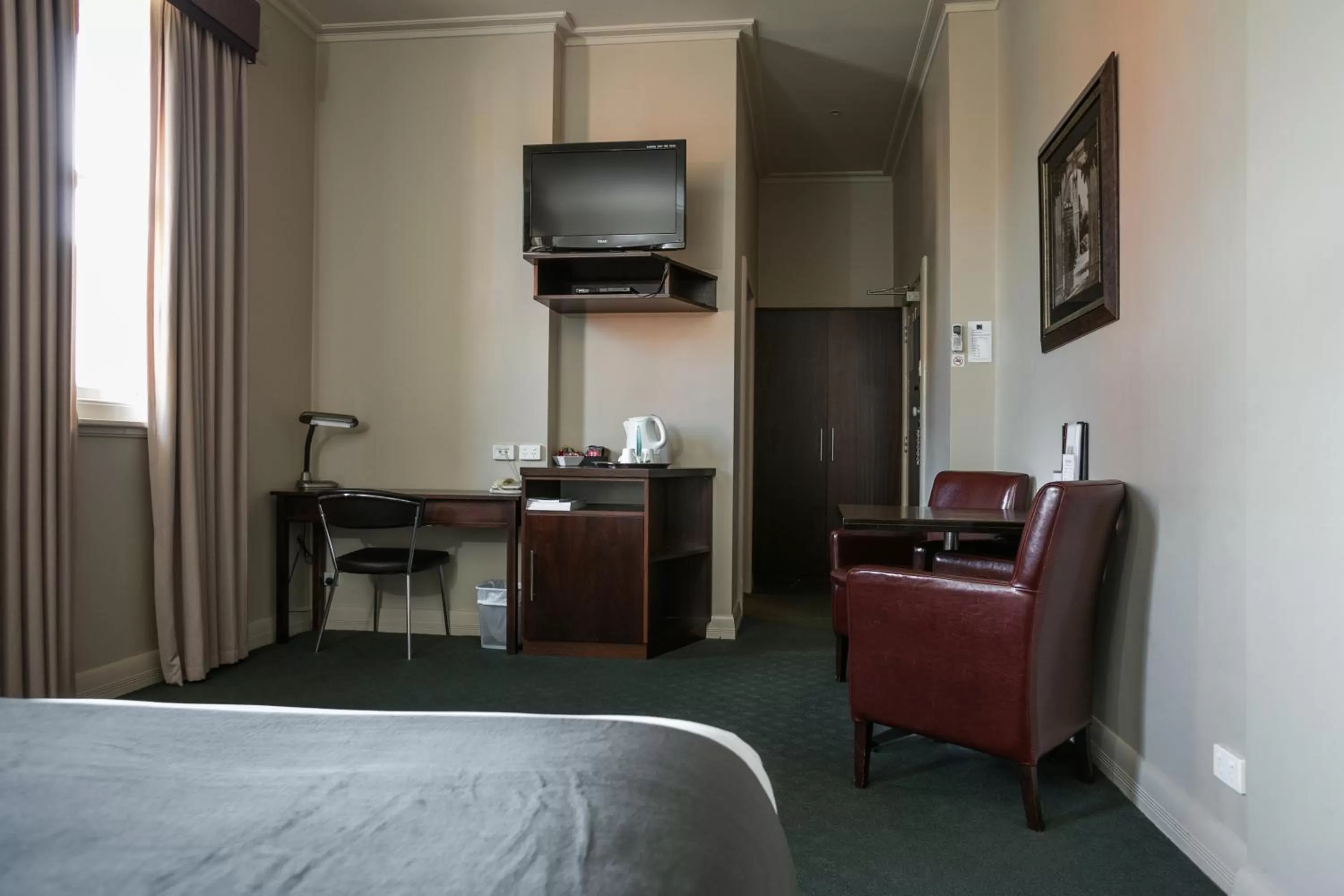 TV and multimedia, Bed in Oscars Hotel and Cafe Bar