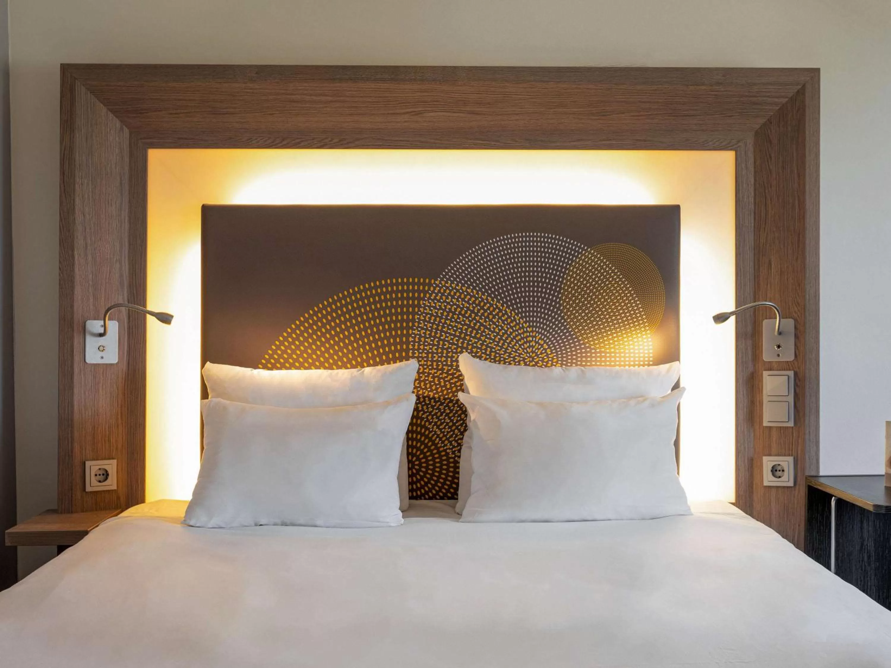 Photo of the whole room, Bed in Novotel Den Haag World Forum