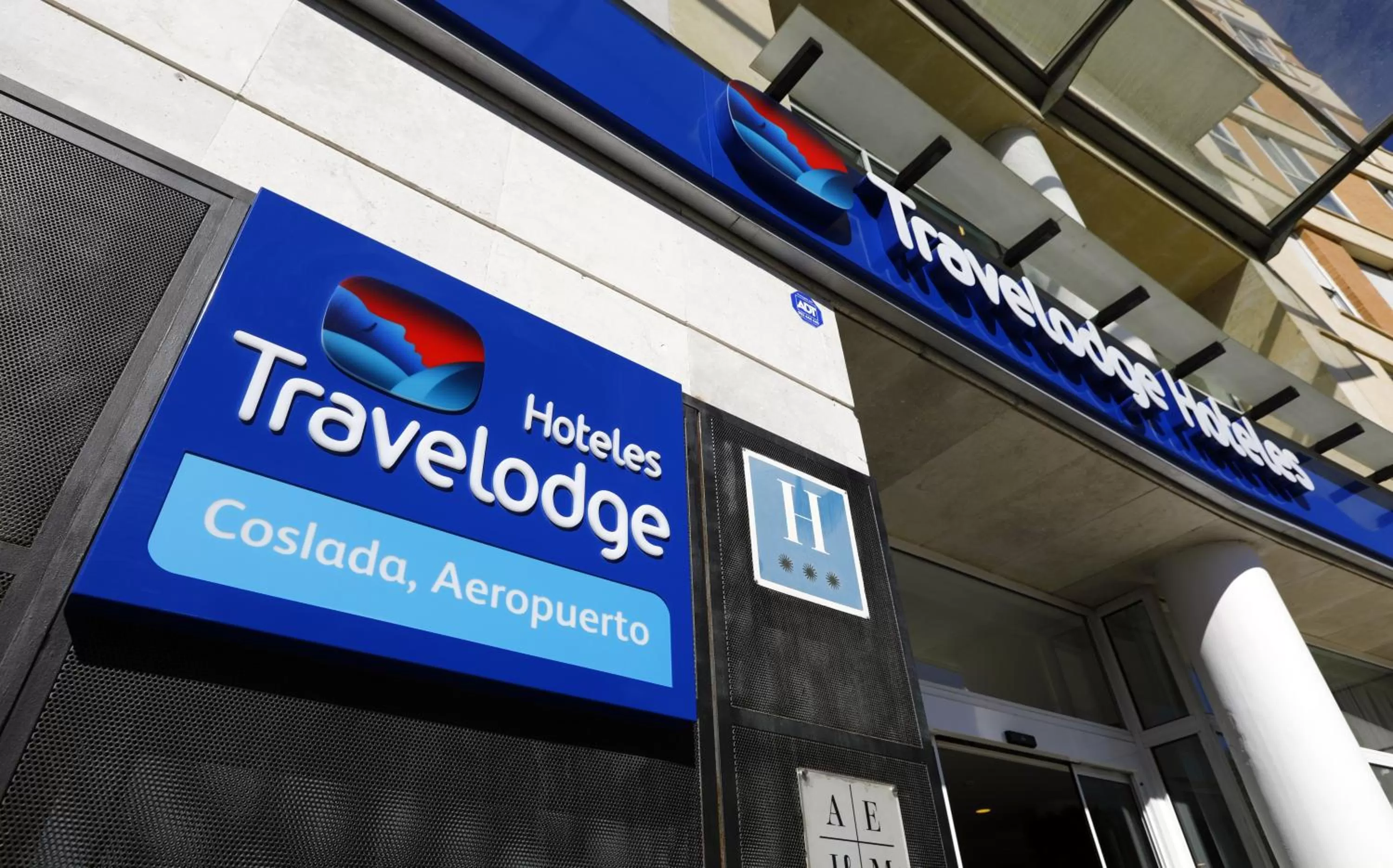 Property building in Travelodge Madrid Coslada Aeropuerto