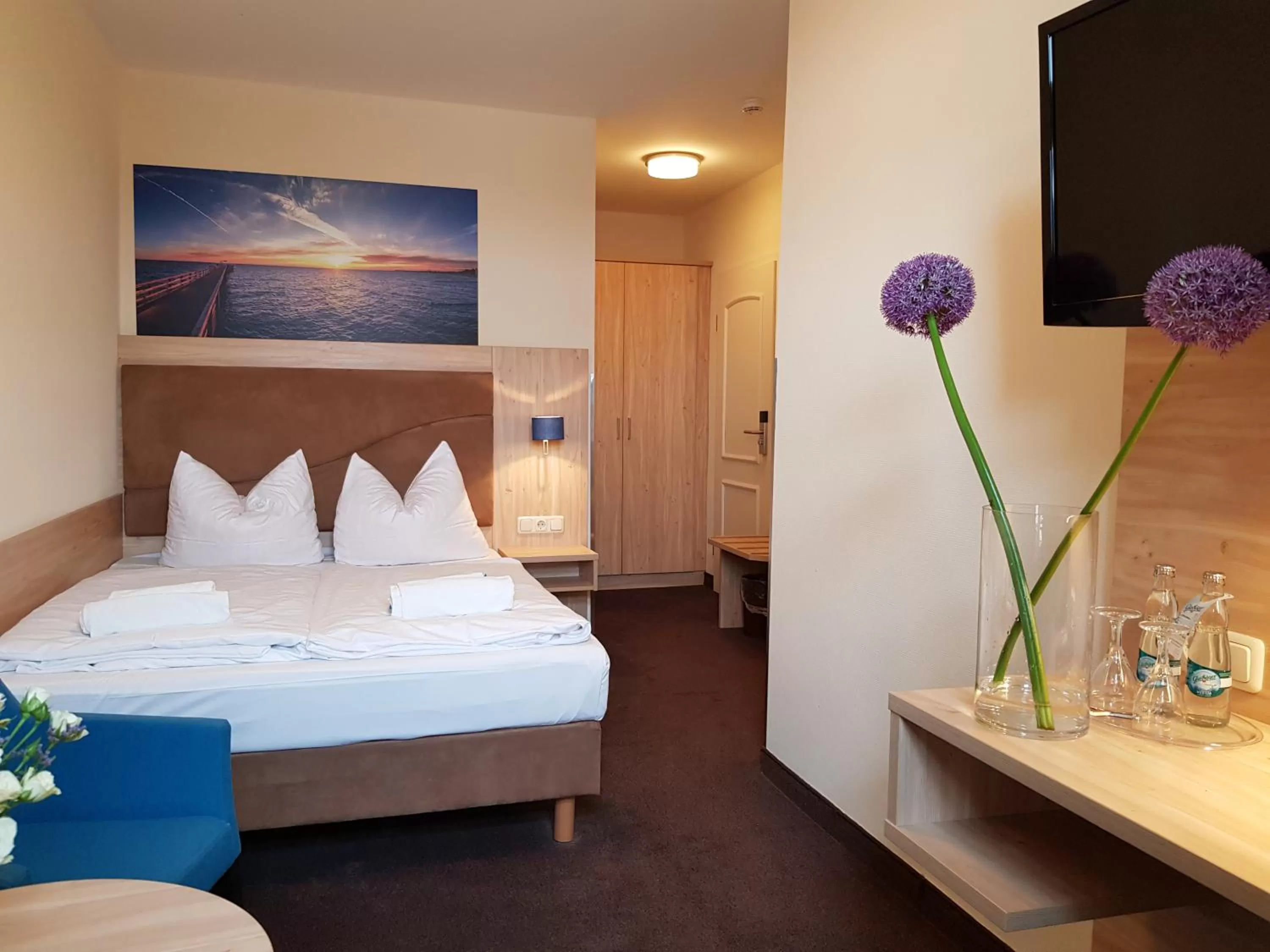 Photo of the whole room, Bed in Hotel Am Alten Hafen