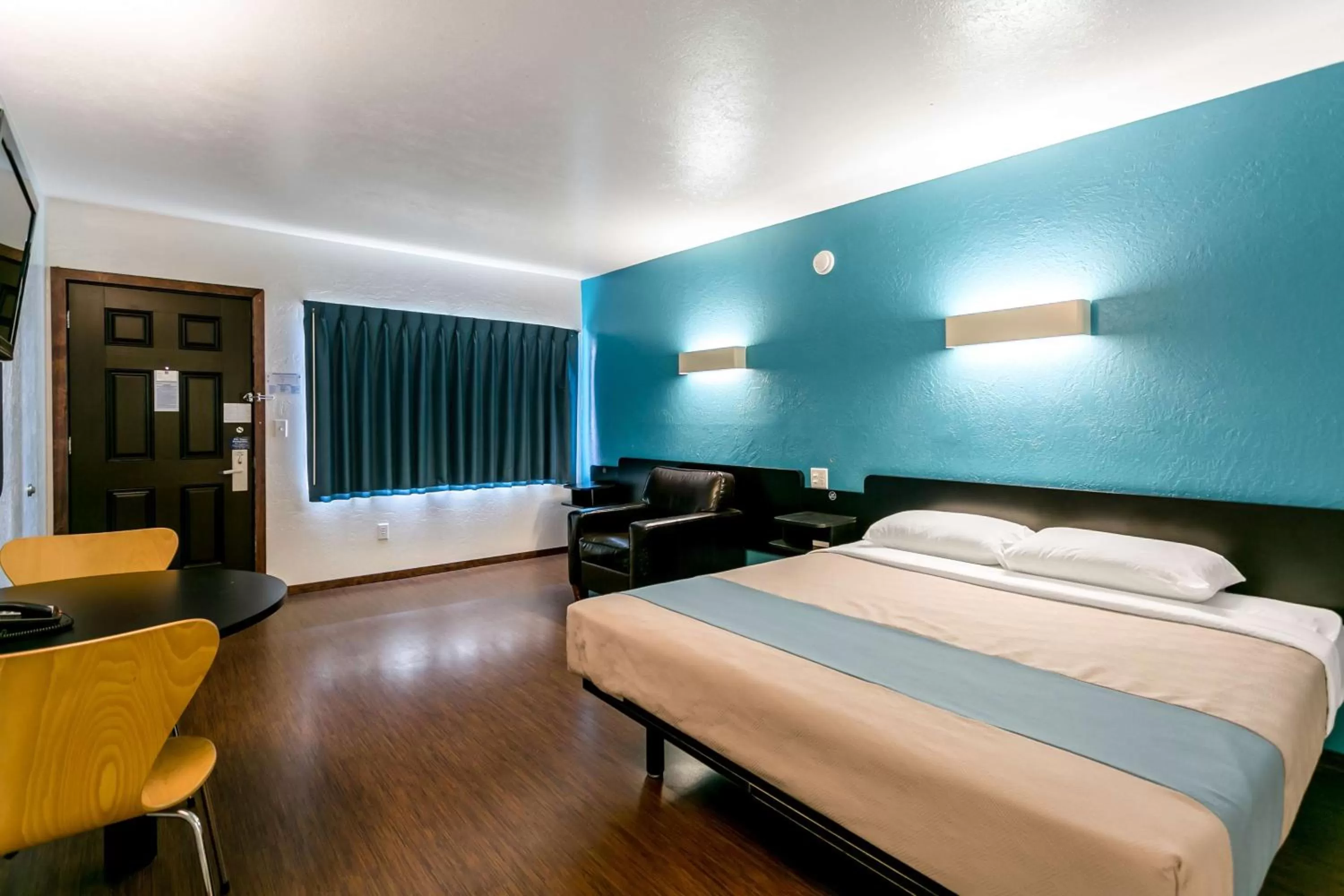 Photo of the whole room, Bed in Motel 6 University Missoula