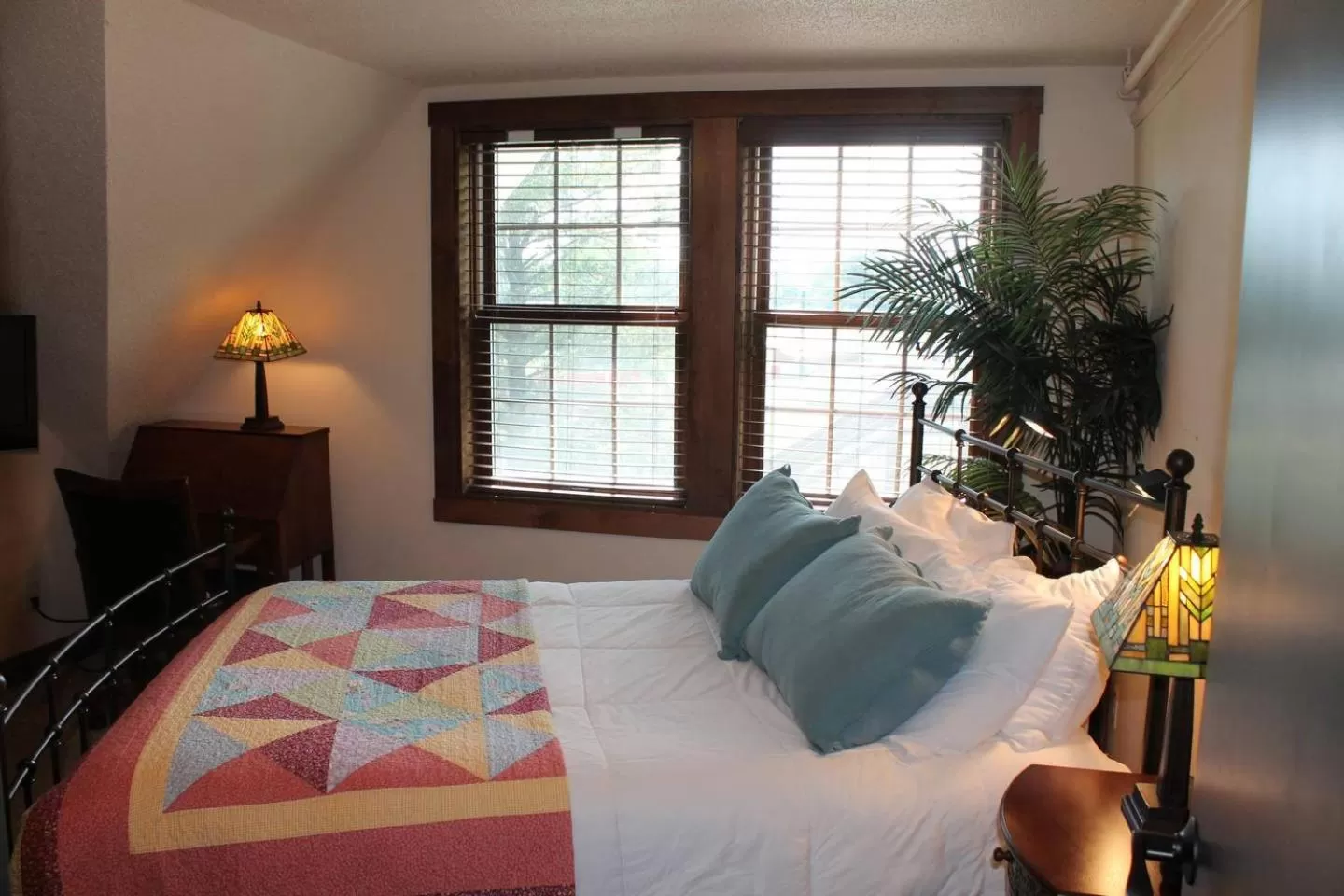 Bed in Iowa House Historic Inn