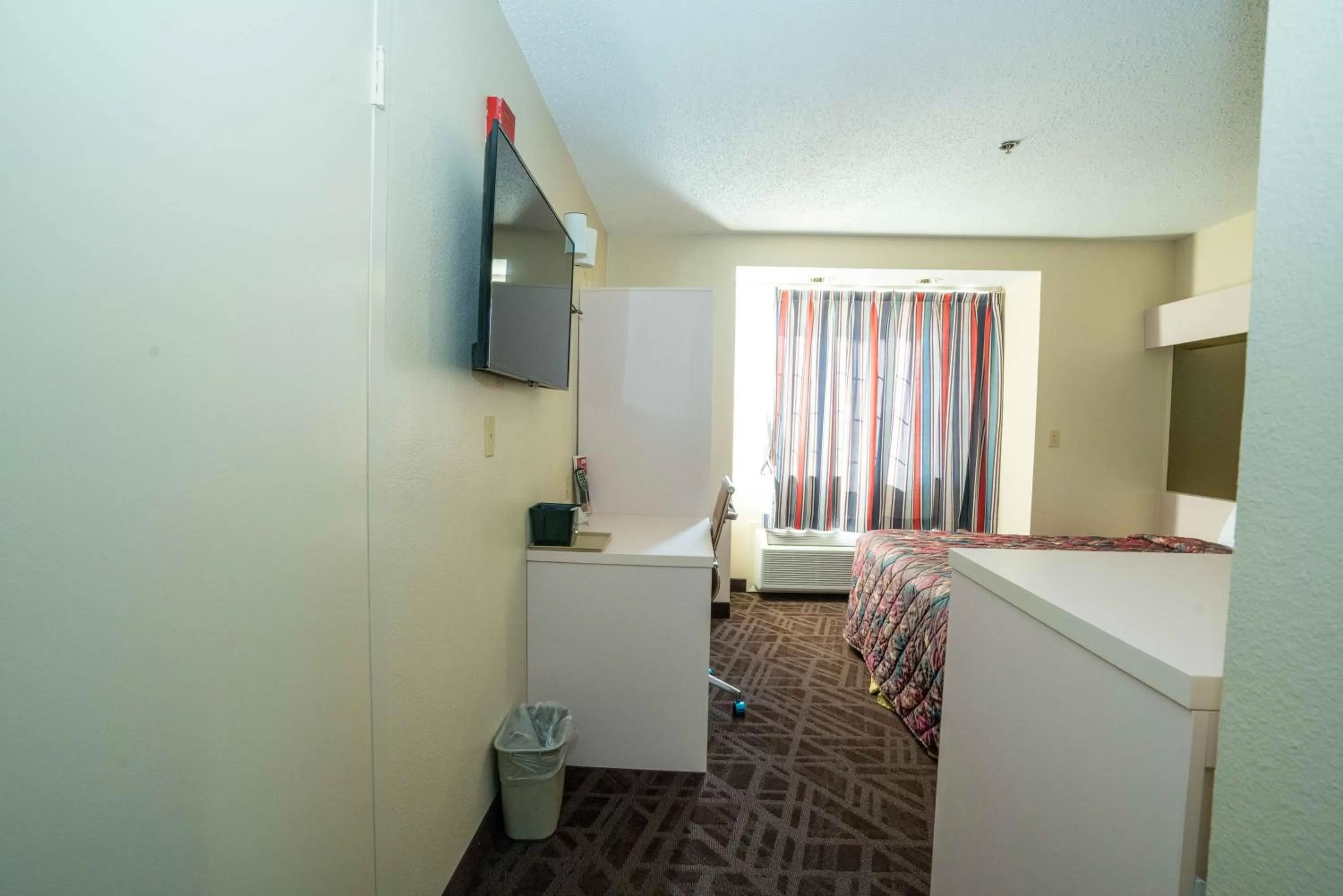 TV and multimedia in Regency Inn & Suites DFW