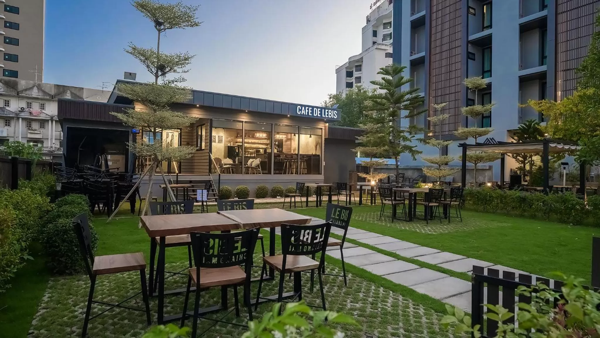 Restaurant/places to eat in Le Bis Hotel