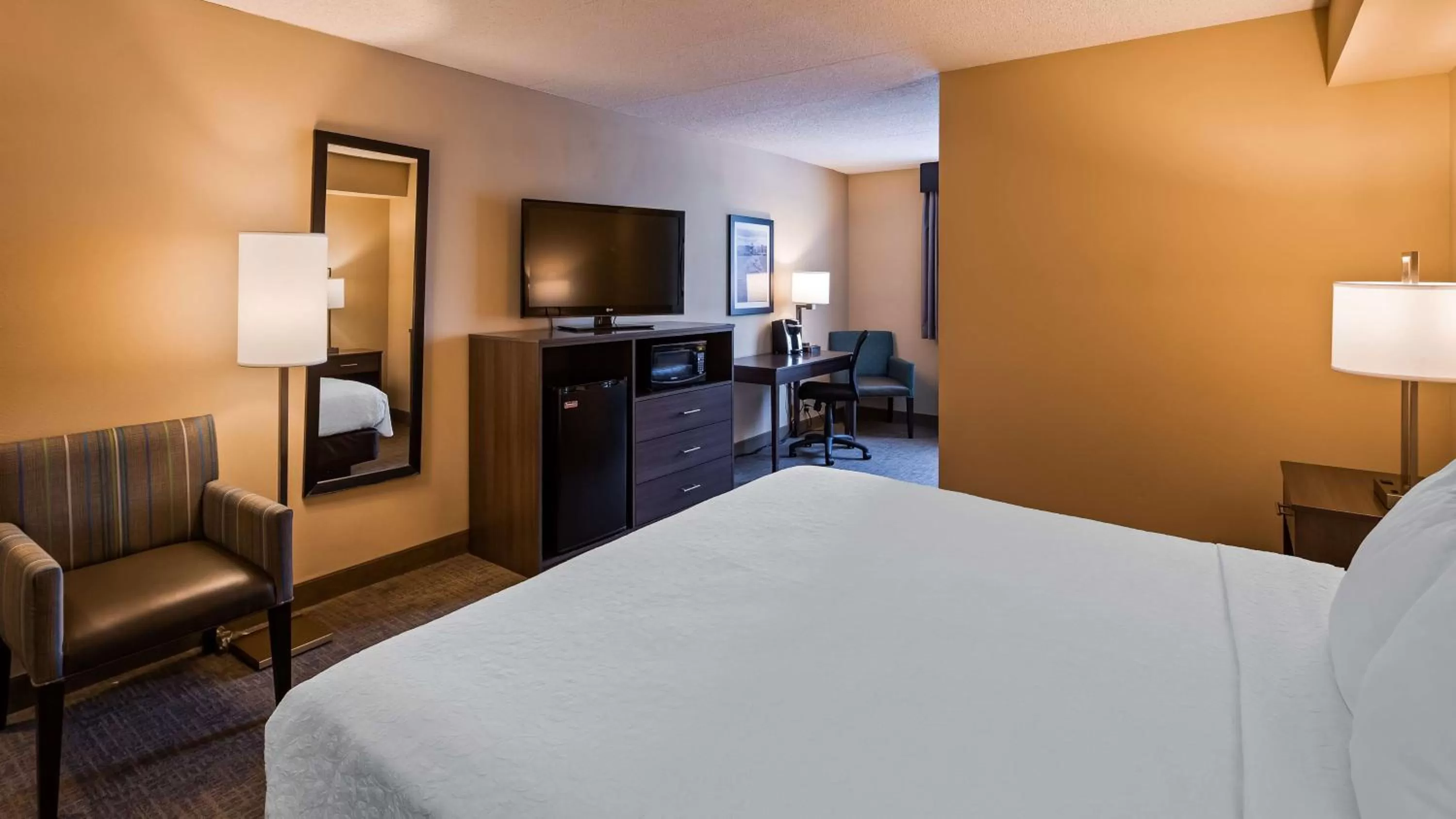 Photo of the whole room, Bed in Best Western East Towne Suites