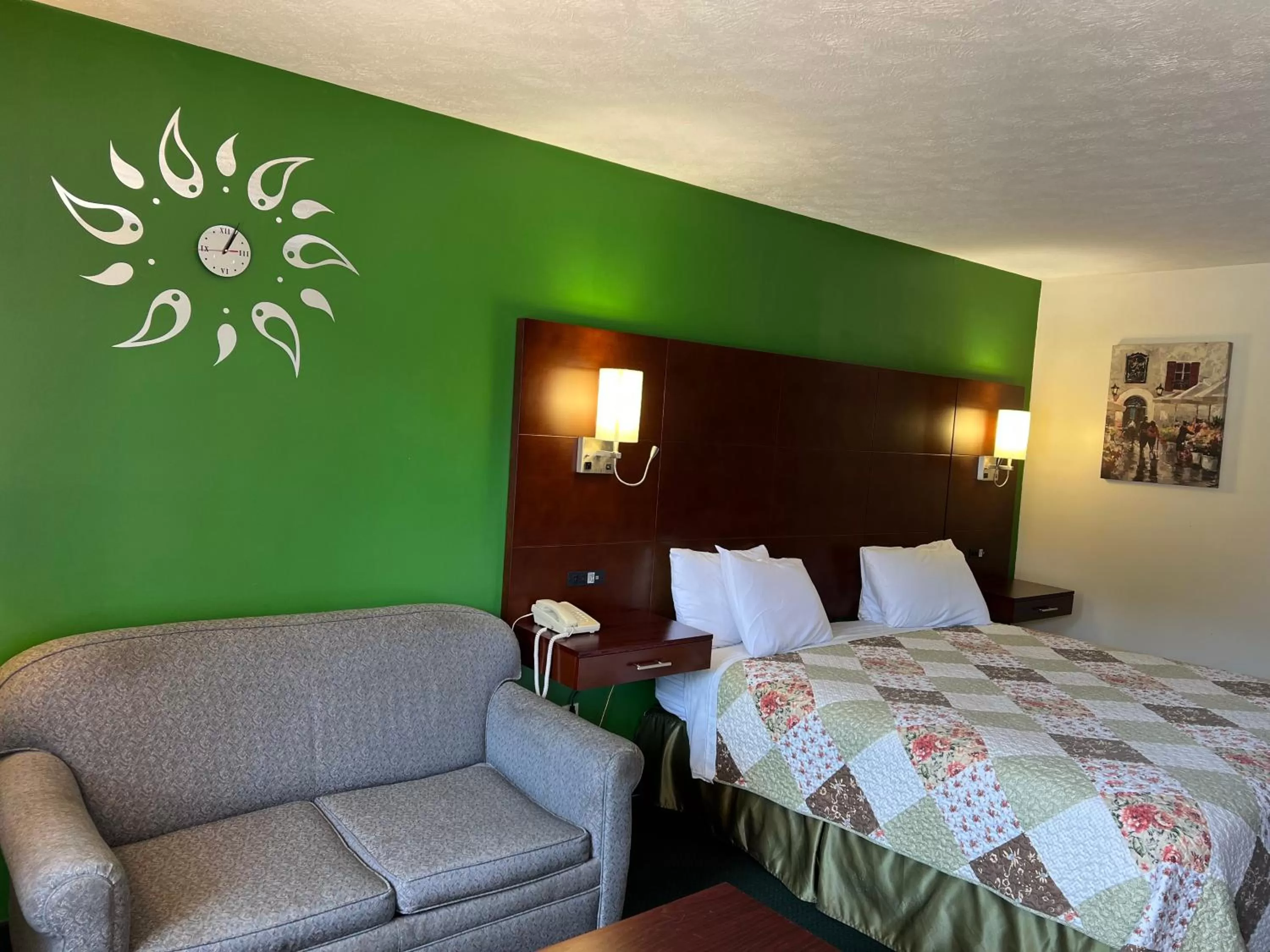Bed in Surry Inn - Dobson - I-77 - Exit 93