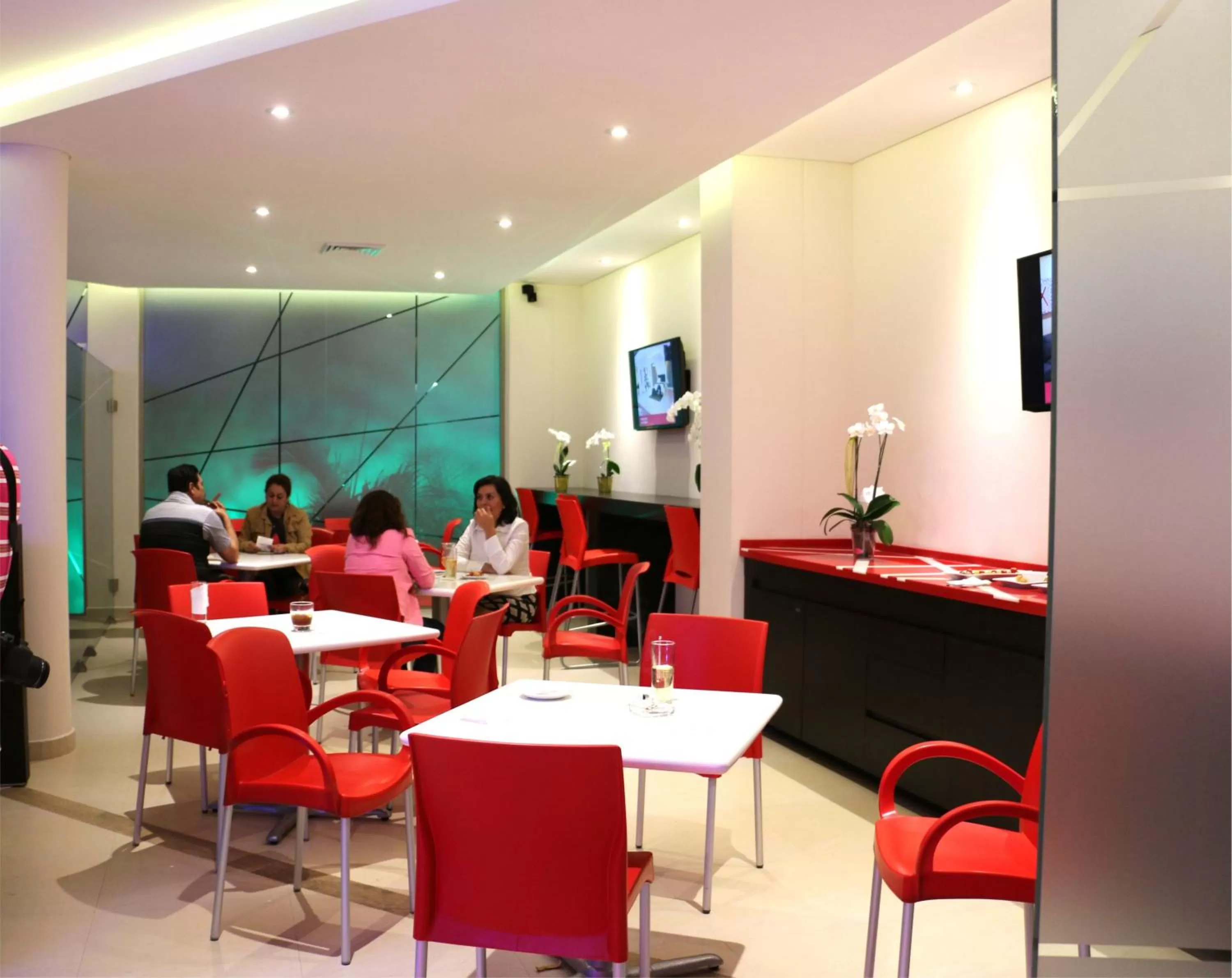 Restaurant/places to eat in Diverxo Hotel & Villas