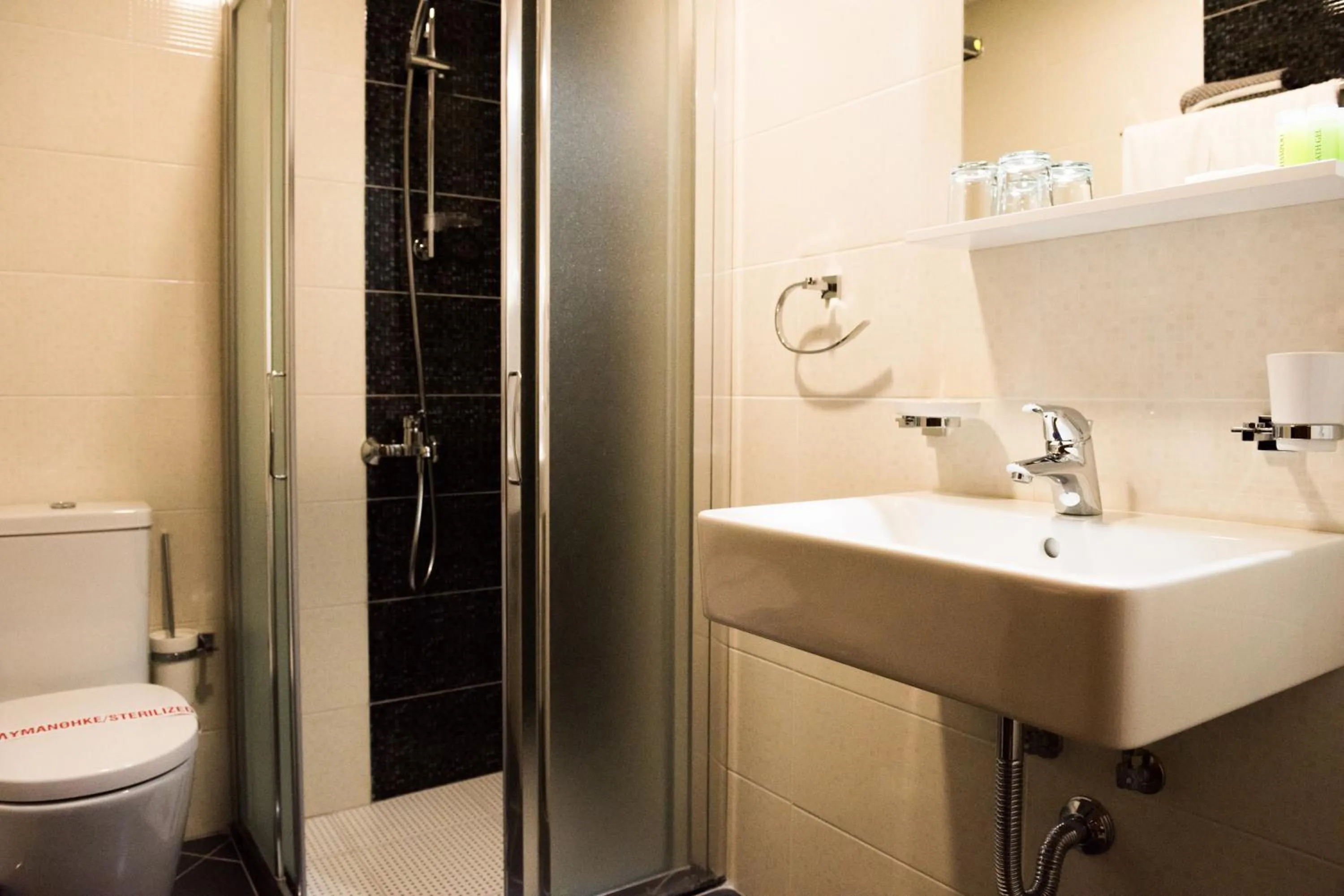 Shower in Hotel Argjiro