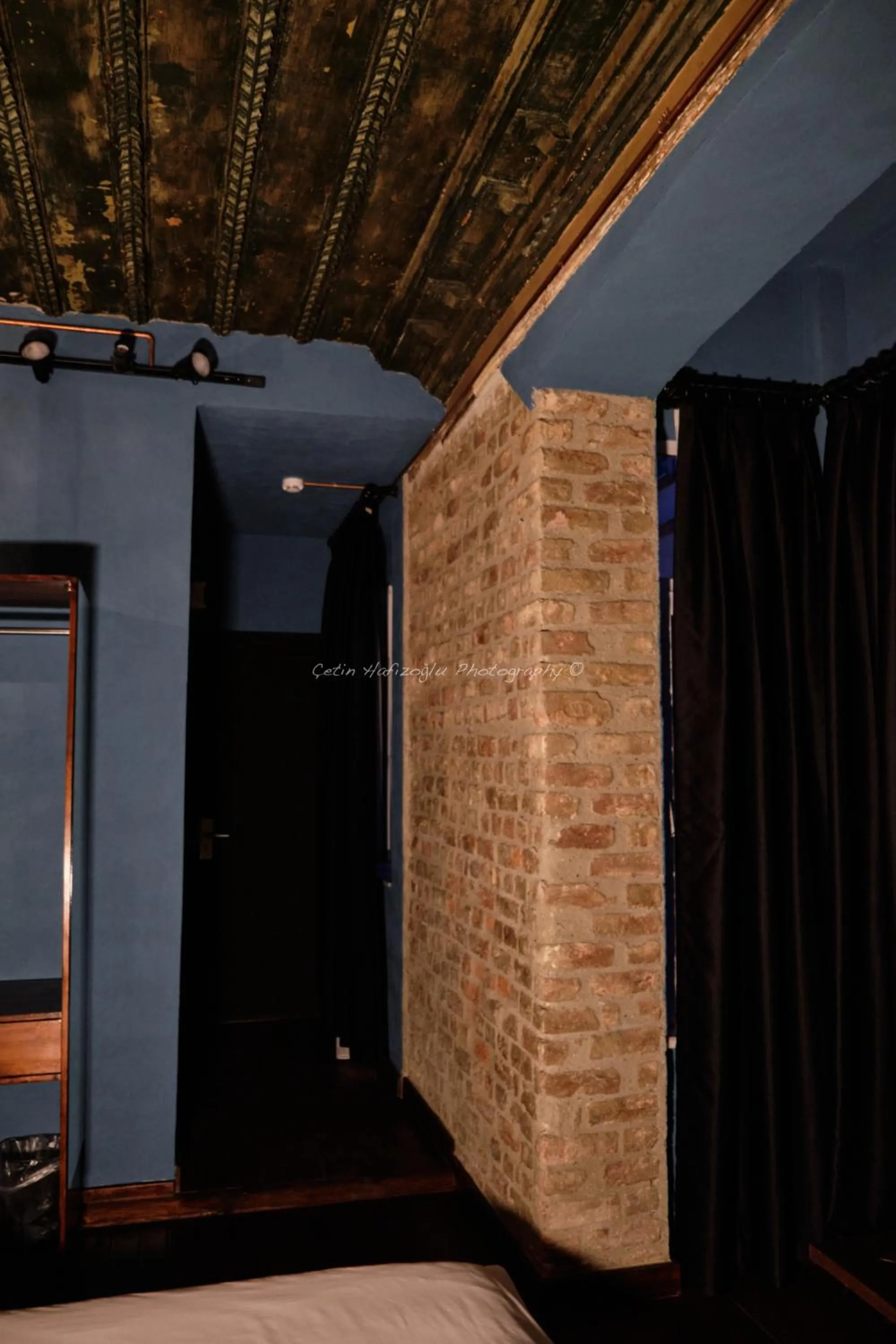 Photo of the whole room in Roya Rooms