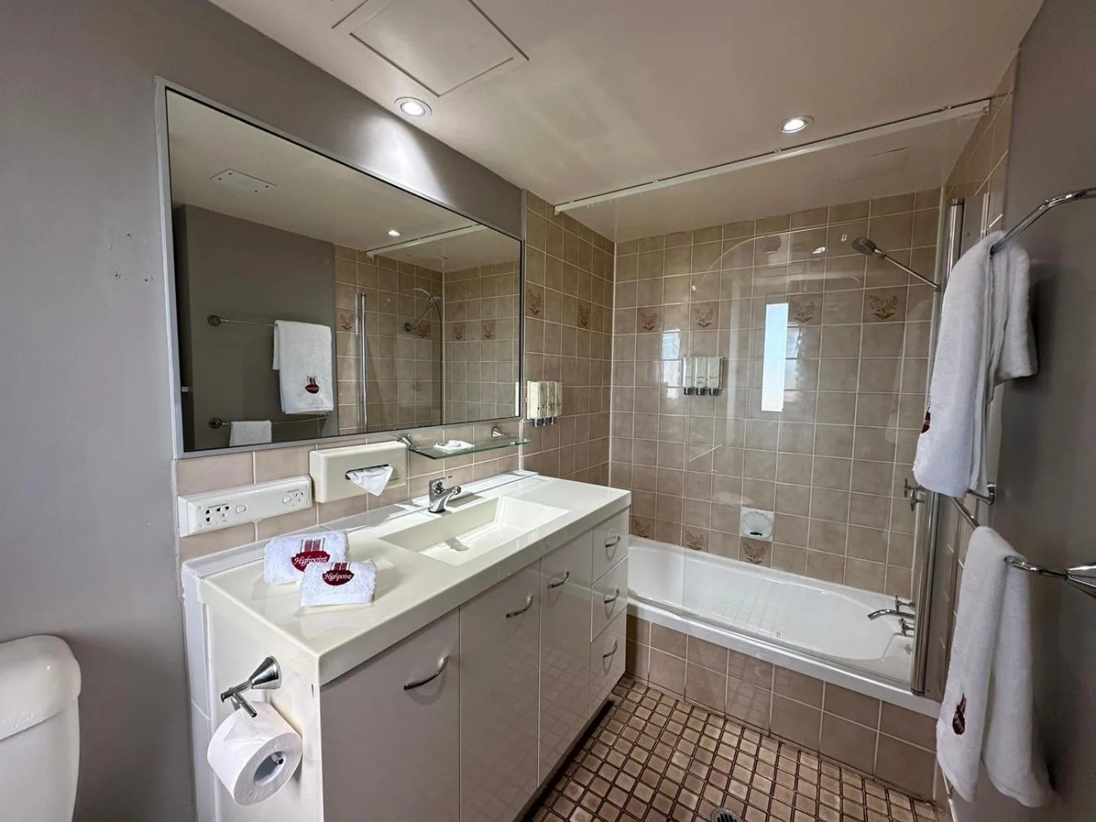 Bath, Bathroom in Metro Hotel & Apartments Gladstone