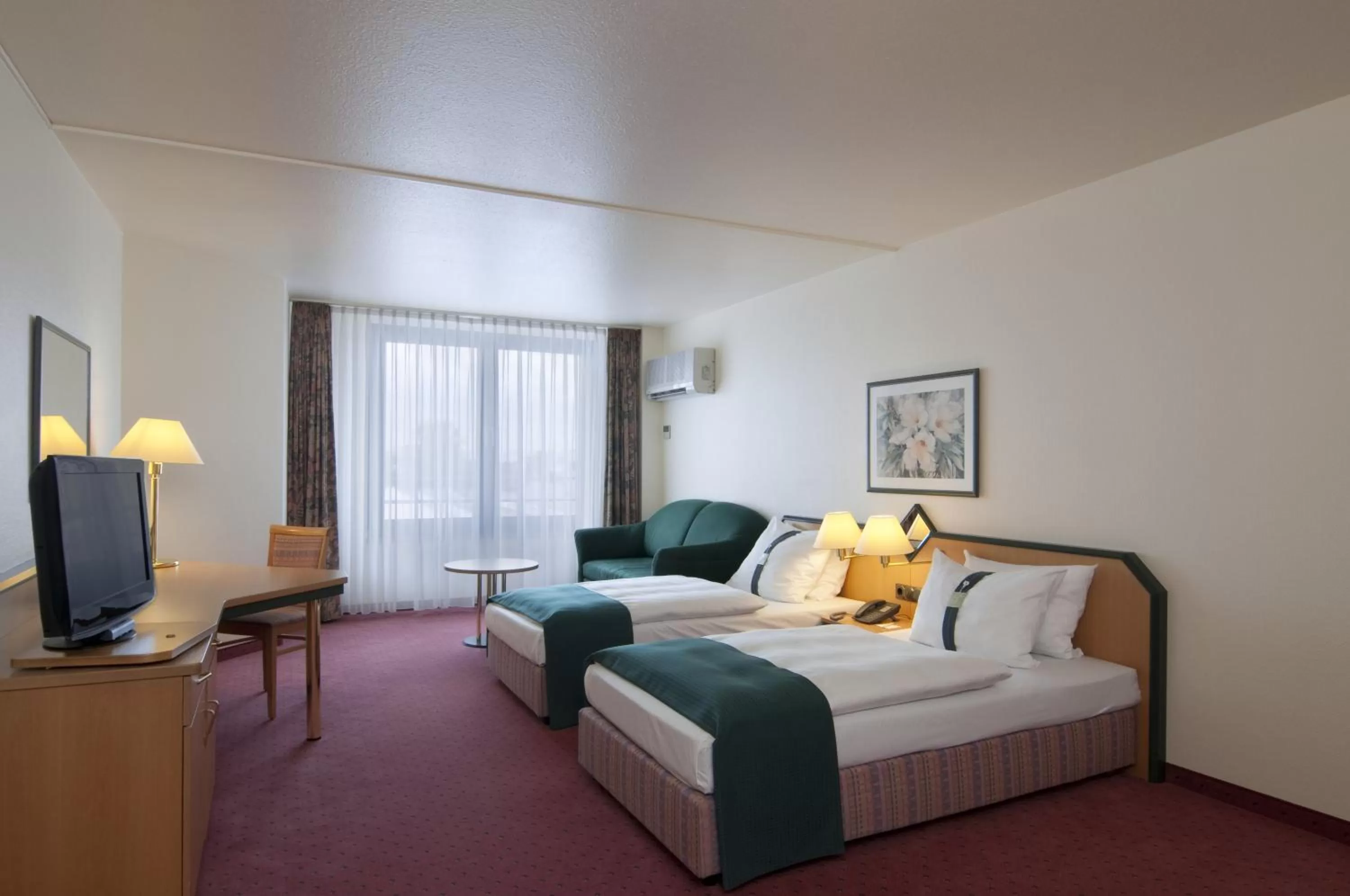 Photo of the whole room, Bed in Holiday Inn Essen City Centre, an IHG Hotel