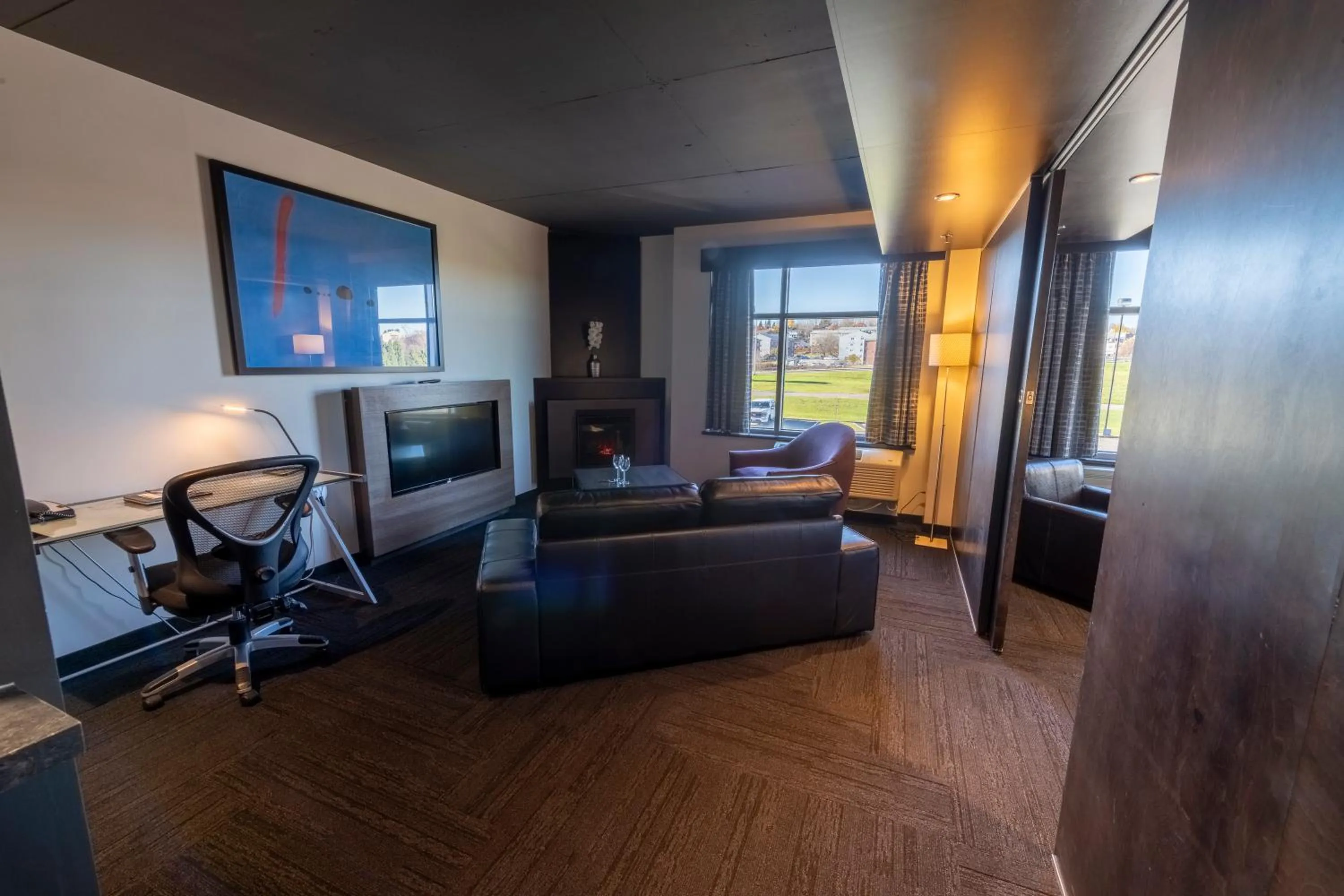 TV and multimedia in Grand Times Hotel – Aeroport de Quebec