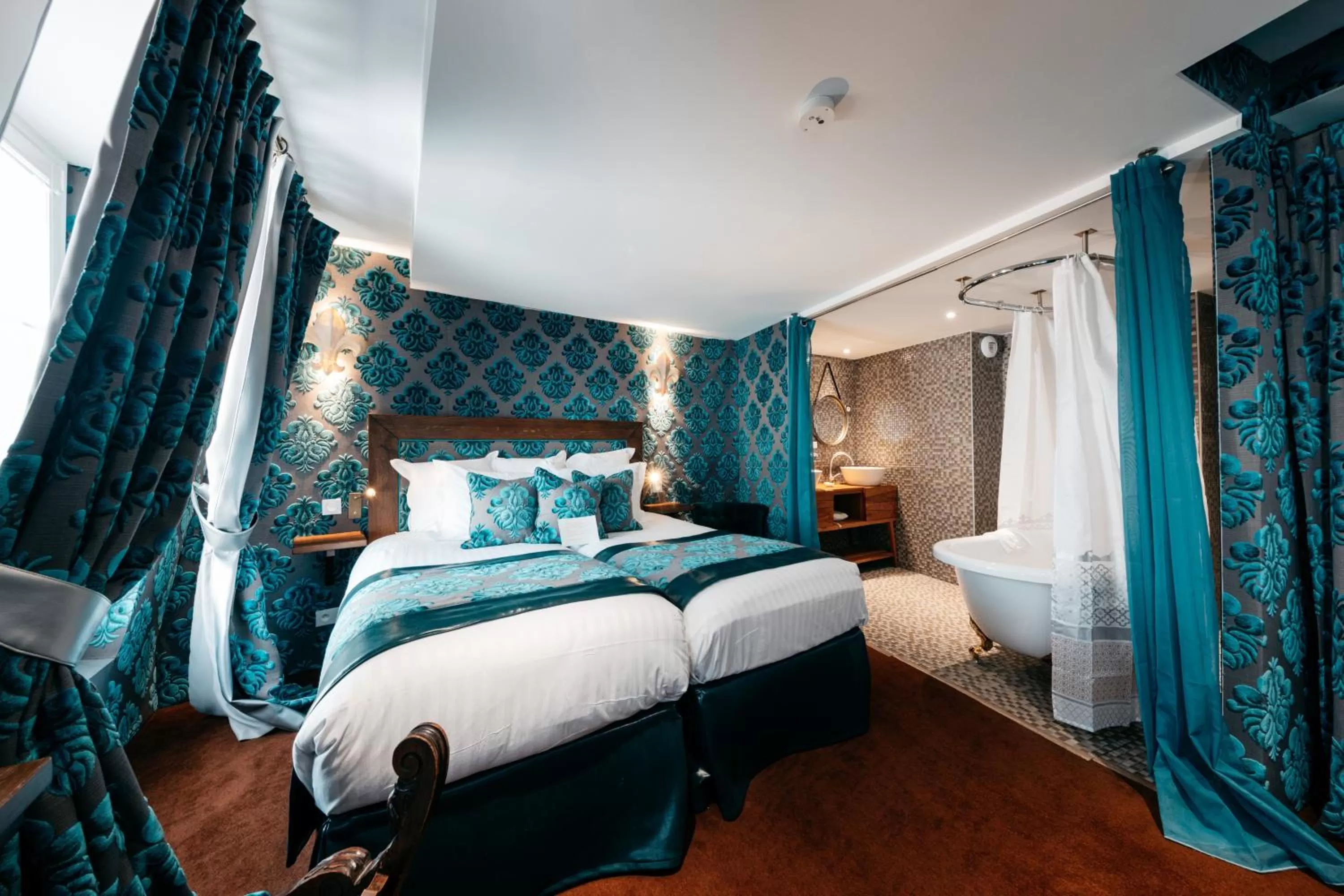 Photo of the whole room, Bed in Le Temple De Jeanne