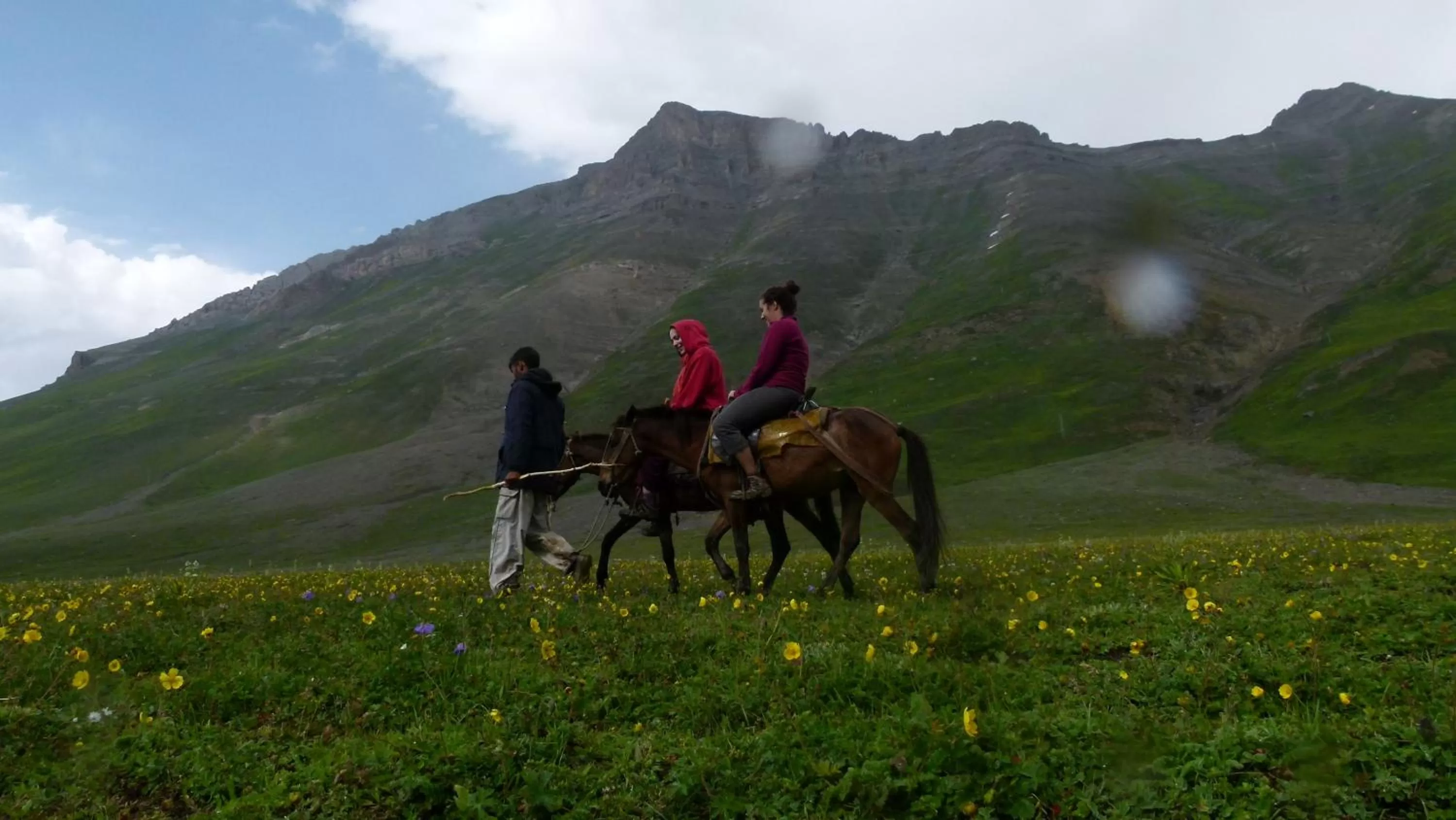 Horse-riding in Houseboat Zaindari Palace
