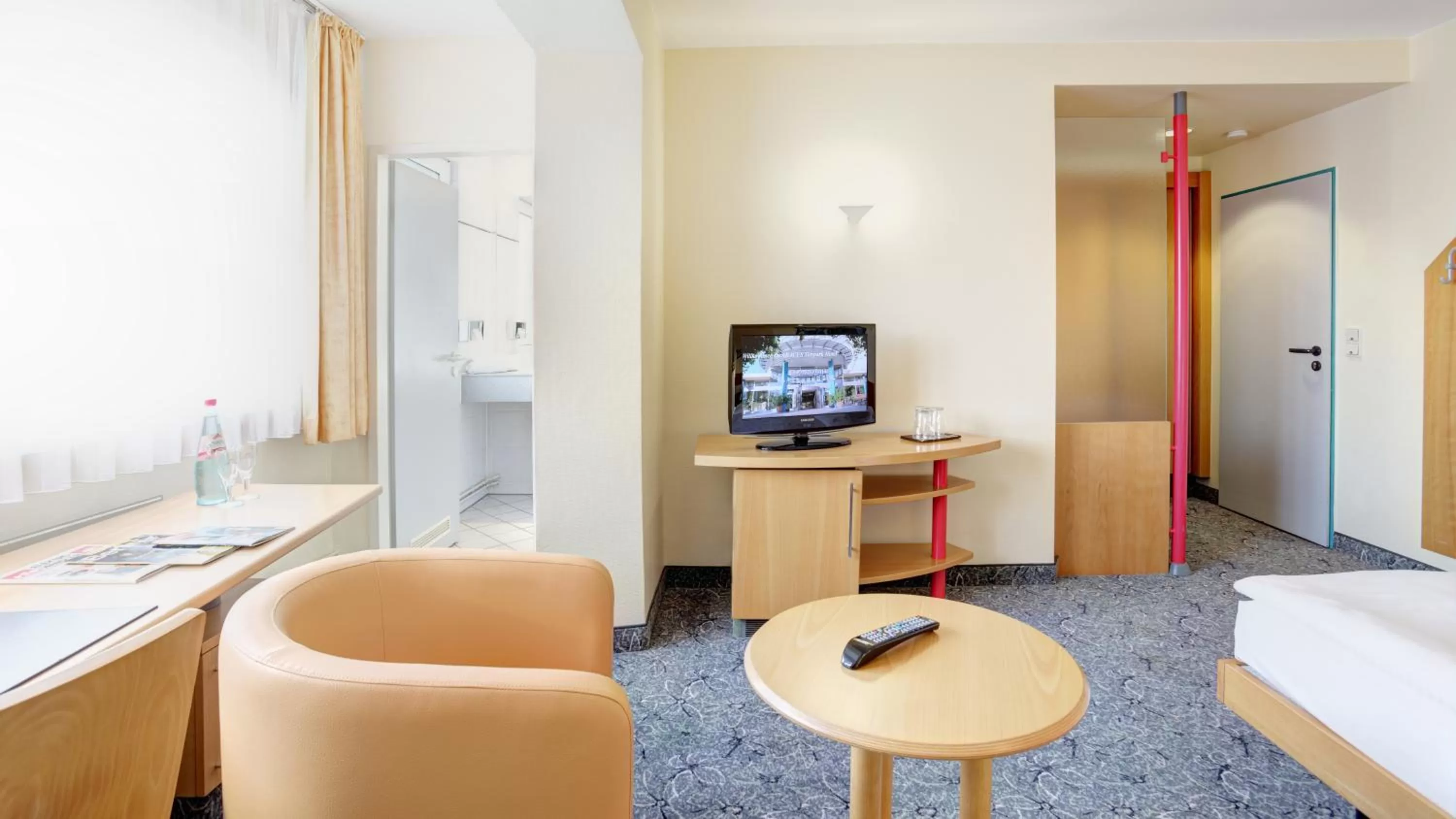 Communal lounge/ TV room, Bed in ABACUS Tierpark Hotel