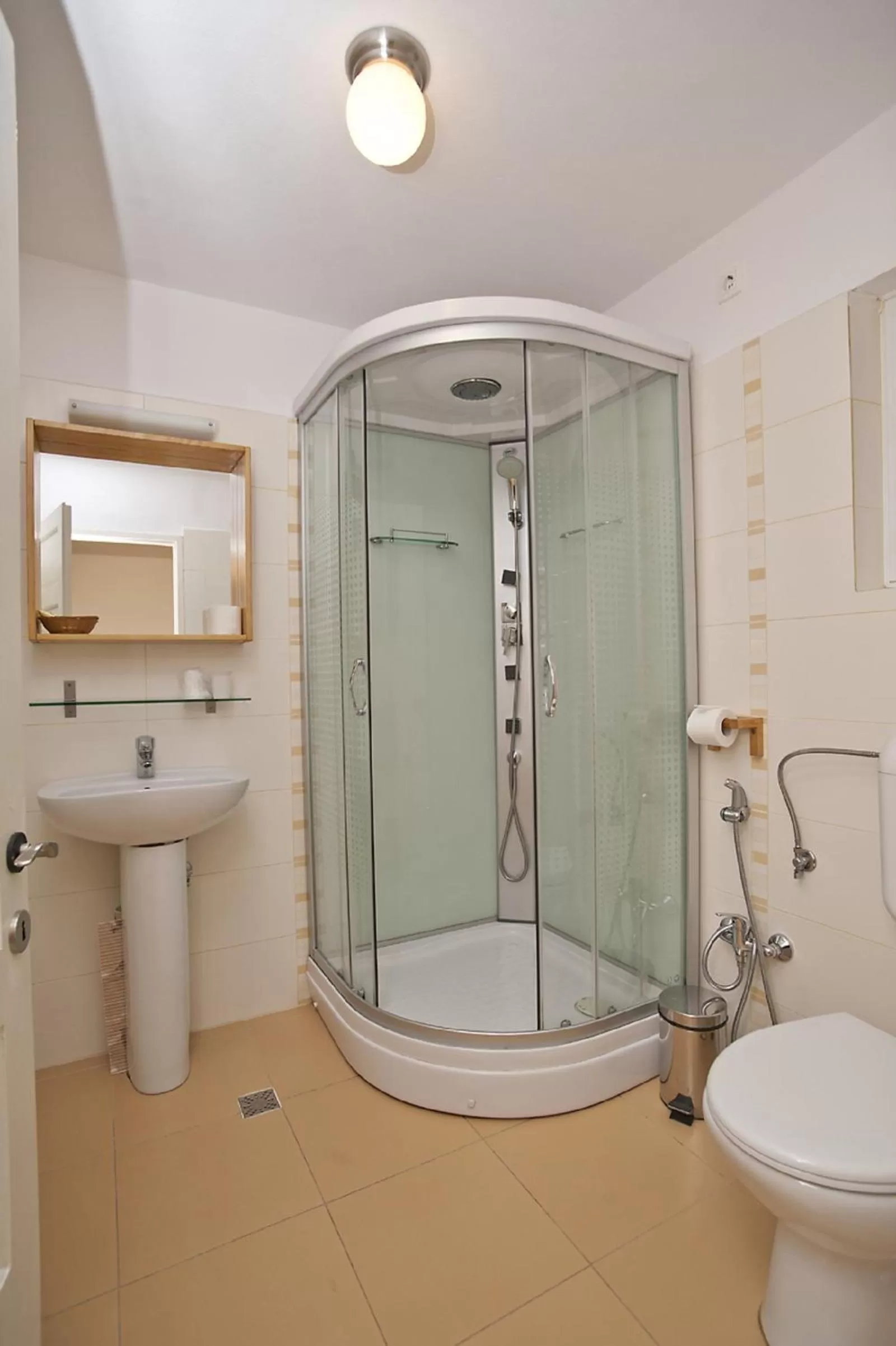 Shower in Vila Camelia