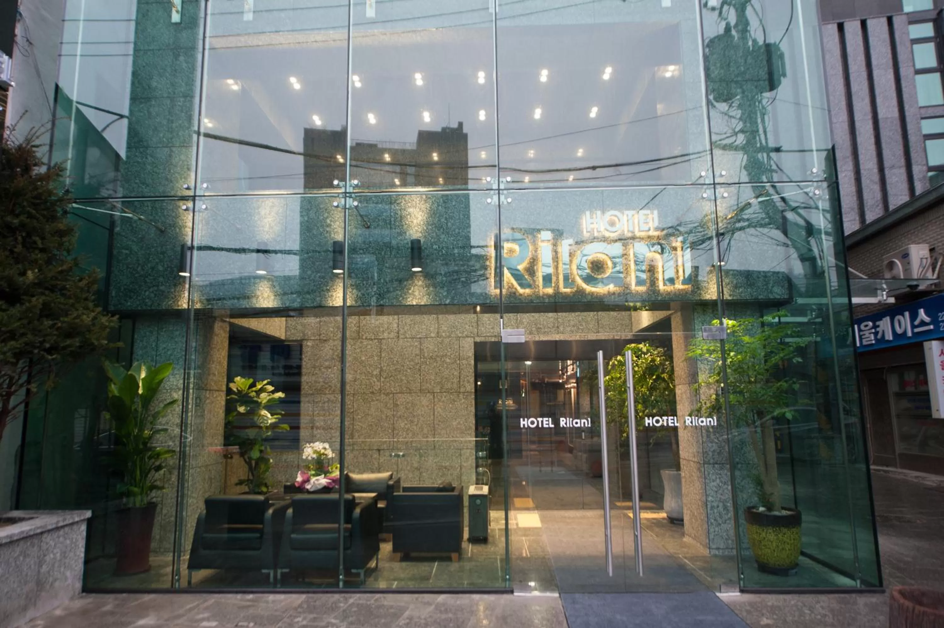 Facade/entrance in Rian Hotel