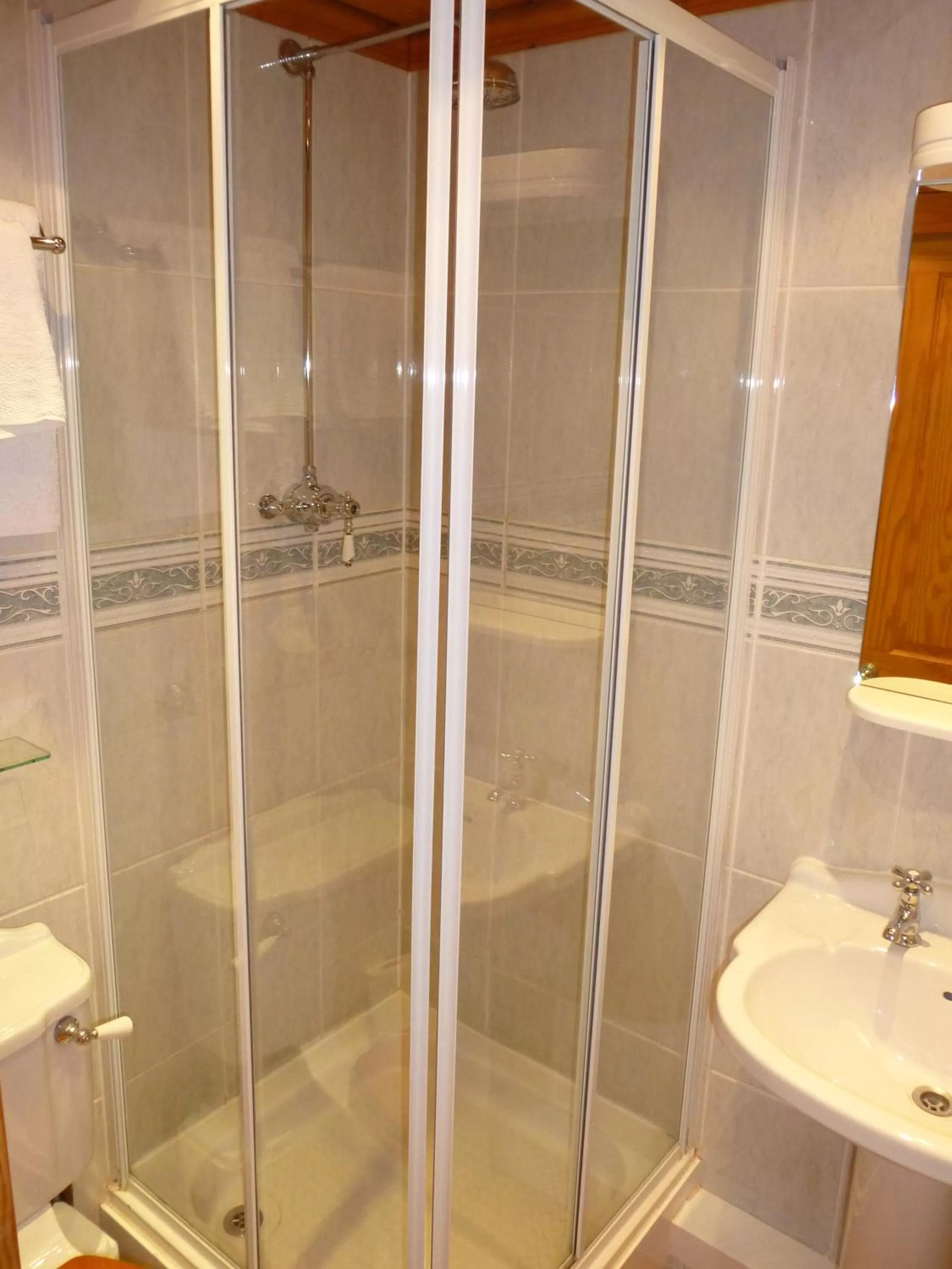 Bathroom in Somerton House Hotel