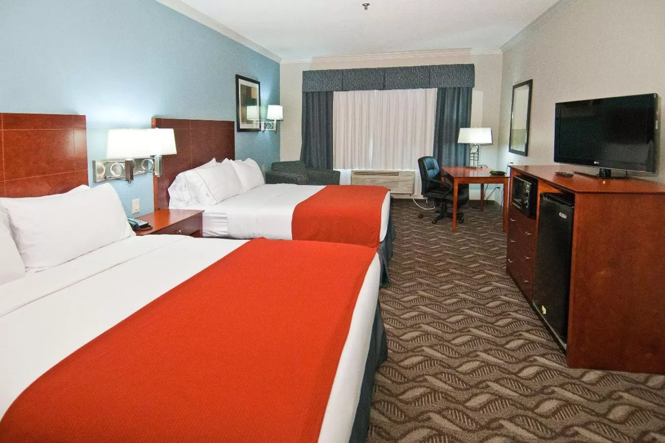 Bed in Holiday Inn Express Hotel and Suites Lake Charles by IHG
