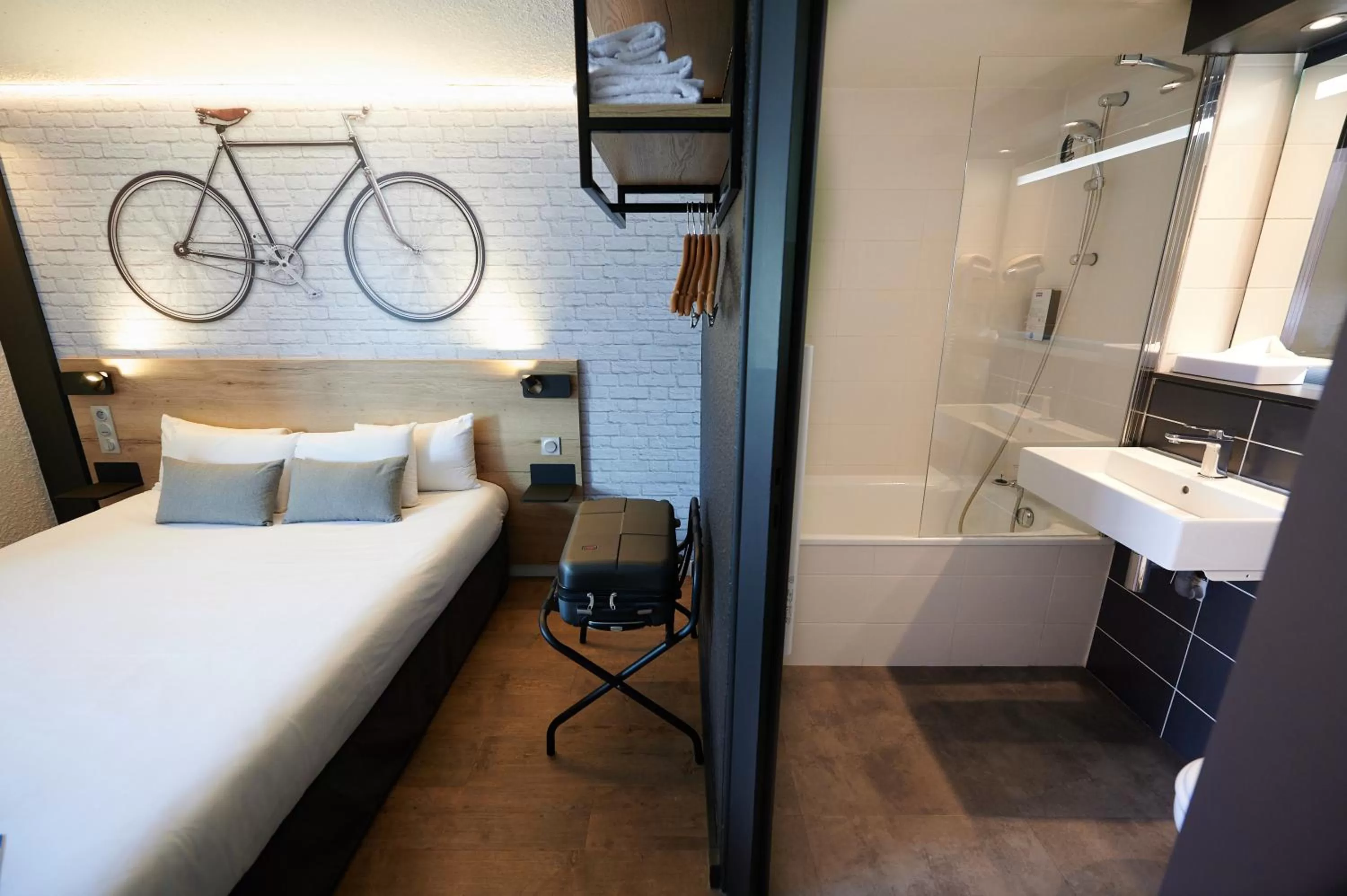 Bathroom, Bed in Kyriad Hotel Laval