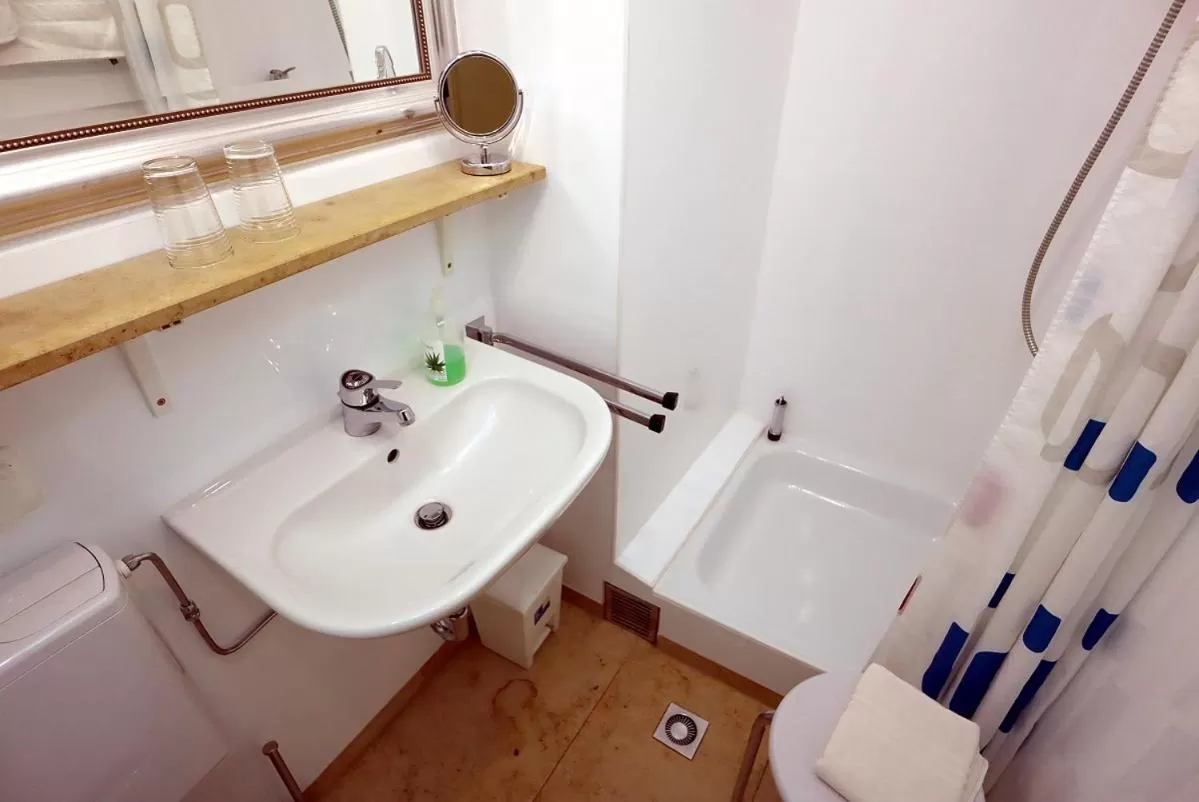 Shower, Bathroom in Hotel Sonnenhof Garni