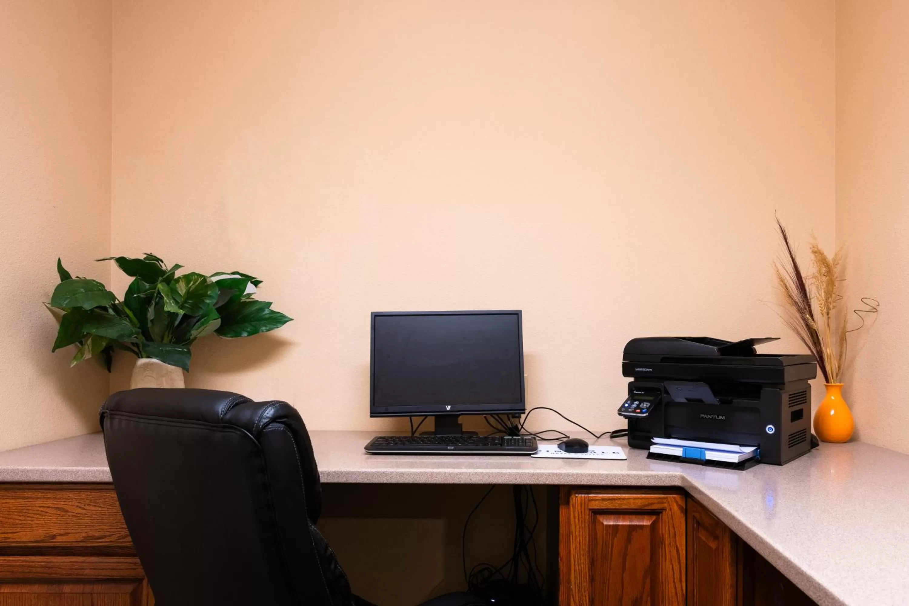 On-site shops in Pinedale Hotel & Suites