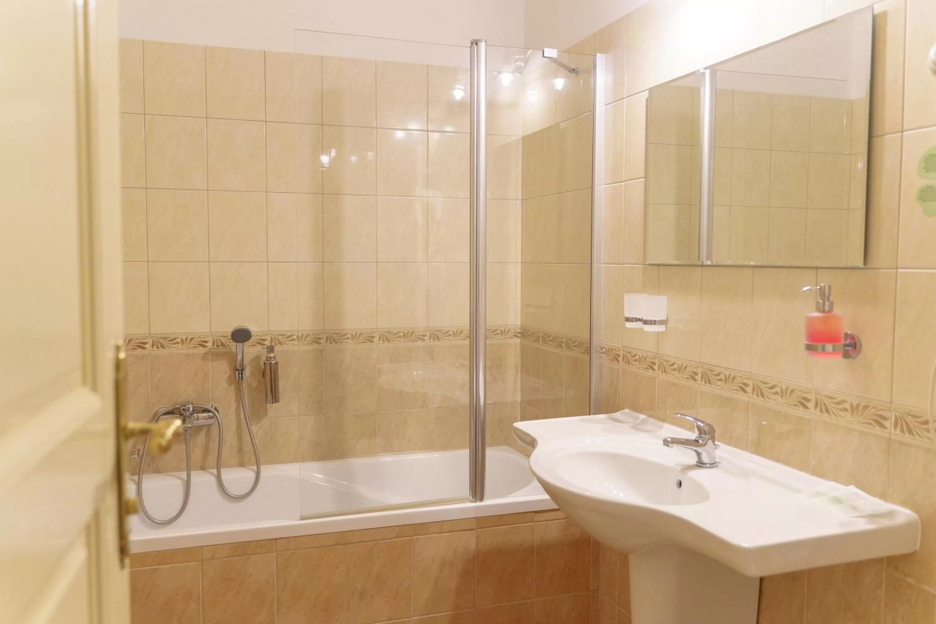 Bathroom in Hotel Heluan