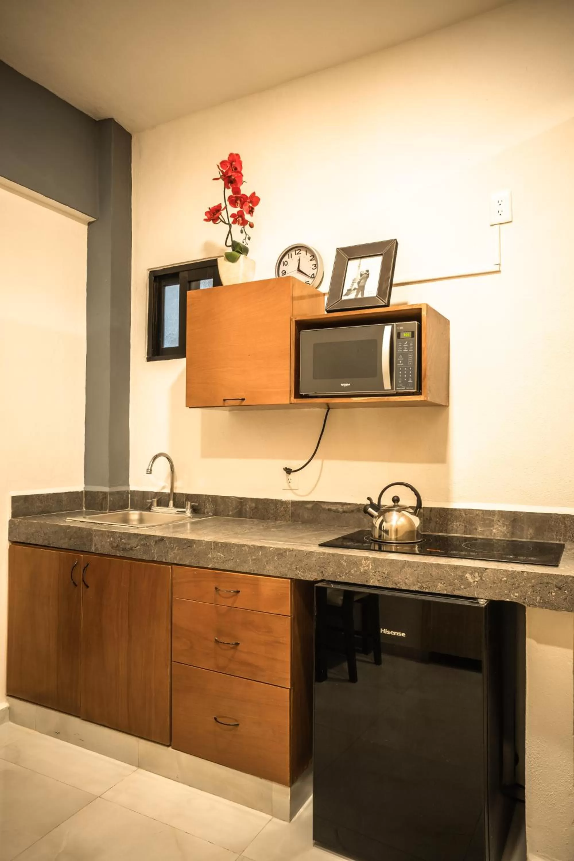 Kitchen or kitchenette, Kitchen/Kitchenette in Maui hostel playa del carmen