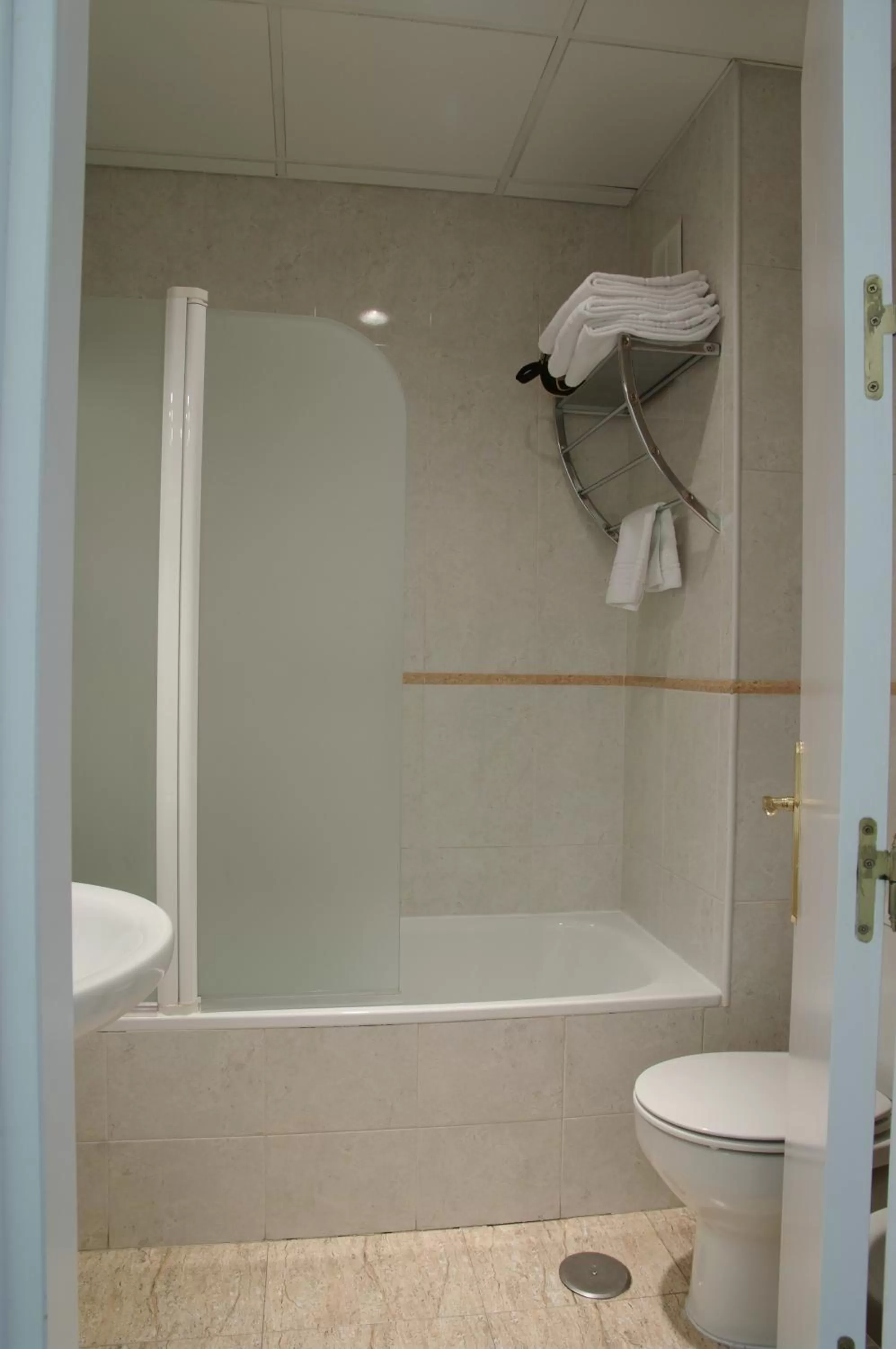 Bathroom in Hotel Barajas Plaza