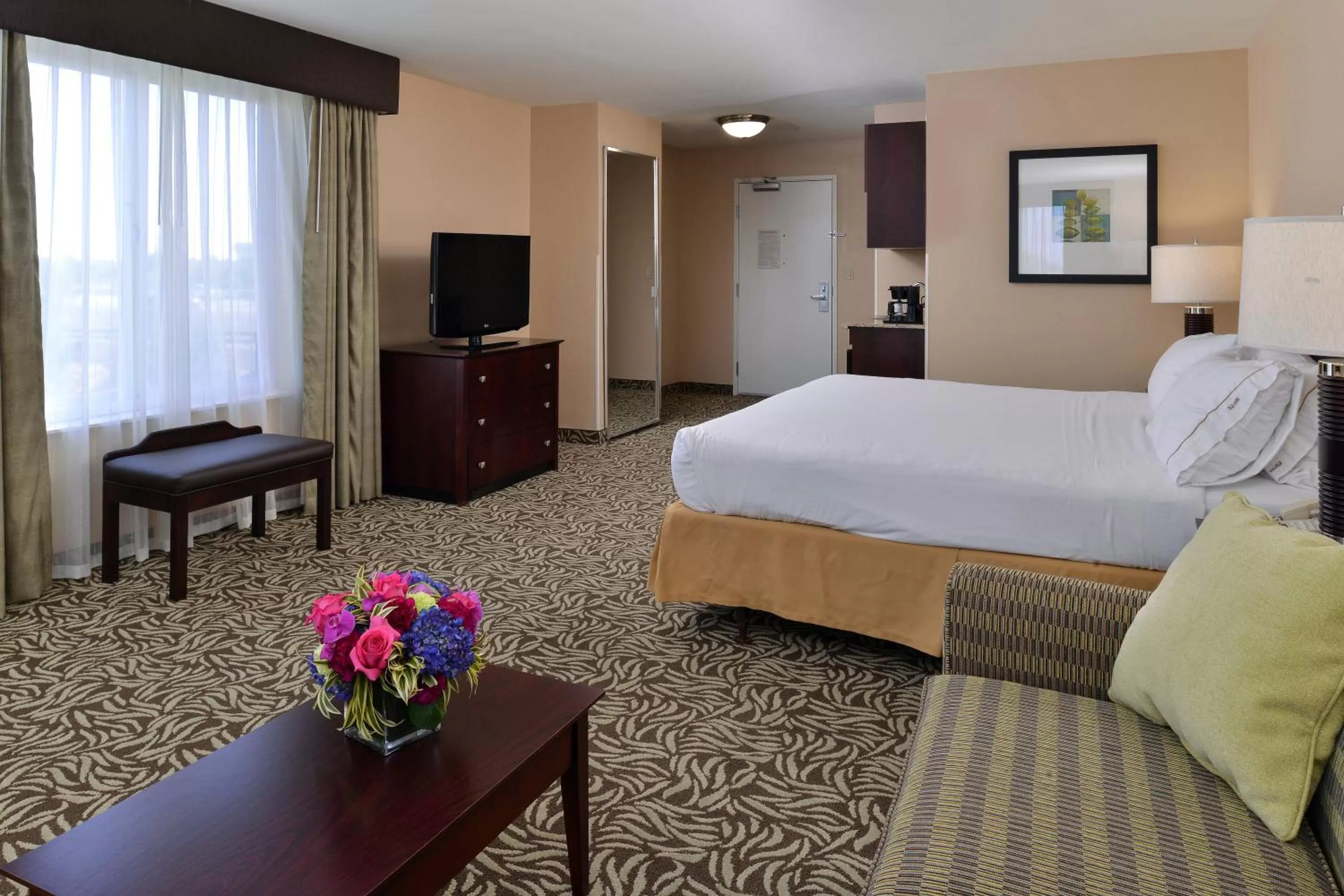 Executive King Suite in Holiday Inn Express Fresno River Park Highway 41 by IHG